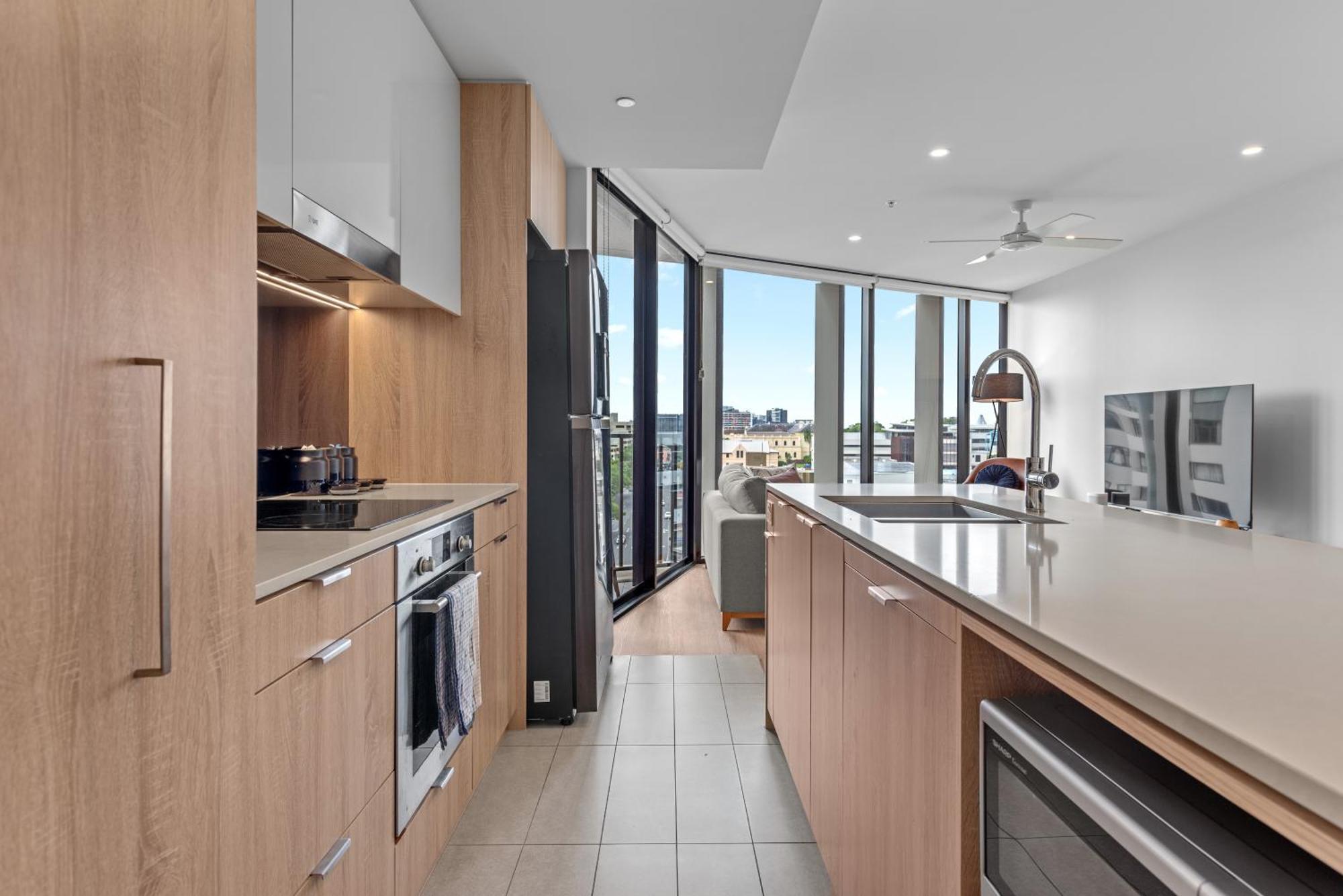 Spire - Stylish 2br - Pool, Parking & Views Apartment *