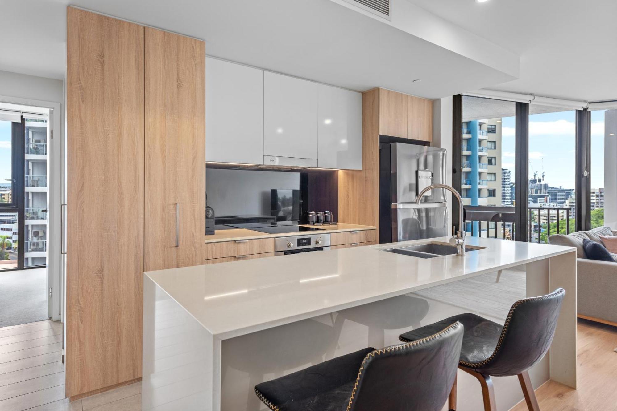 Spire - Stylish 2br - Pool, Parking & Views Brisbane