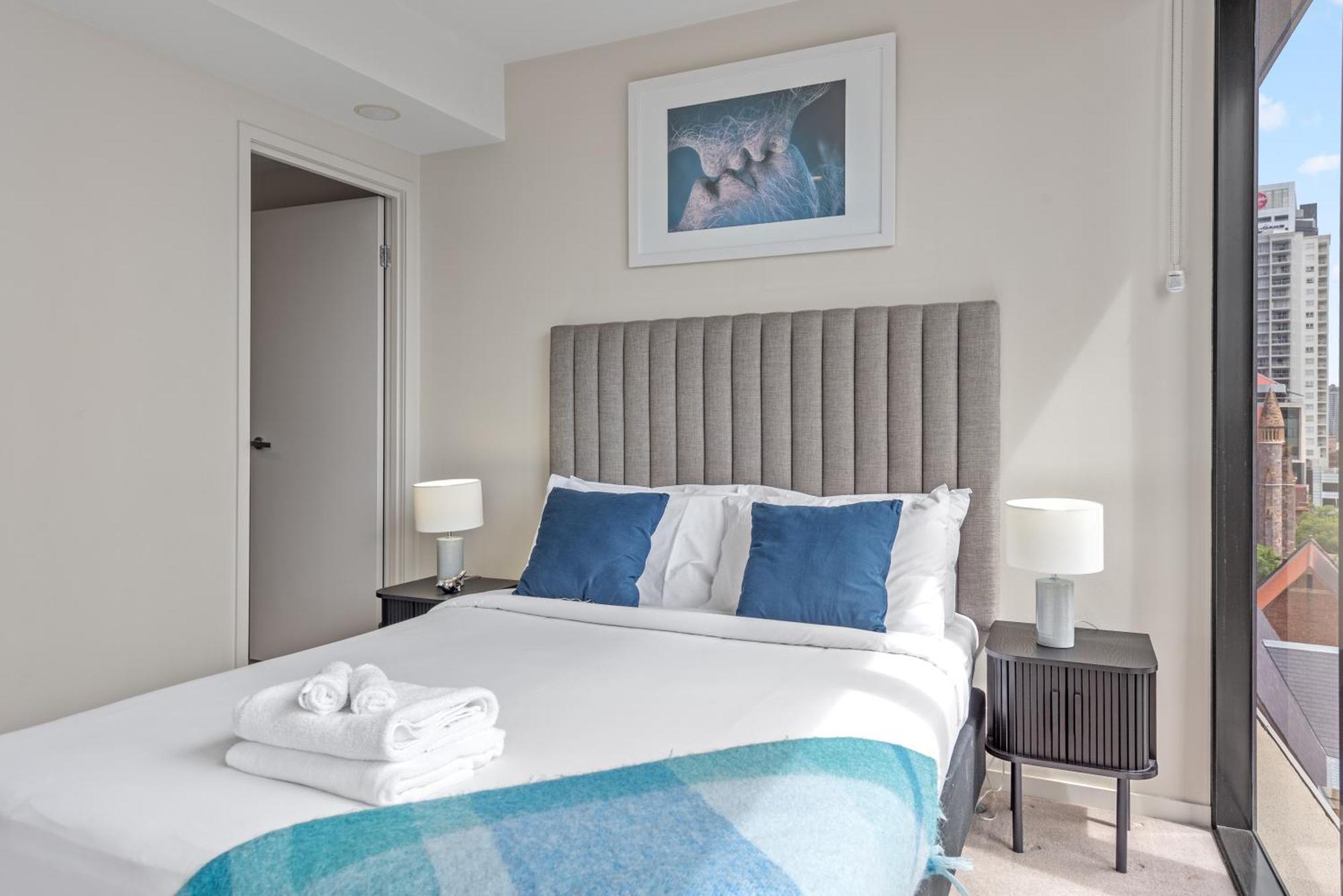 Spire - Stylish 2br - Pool, Parking & Views