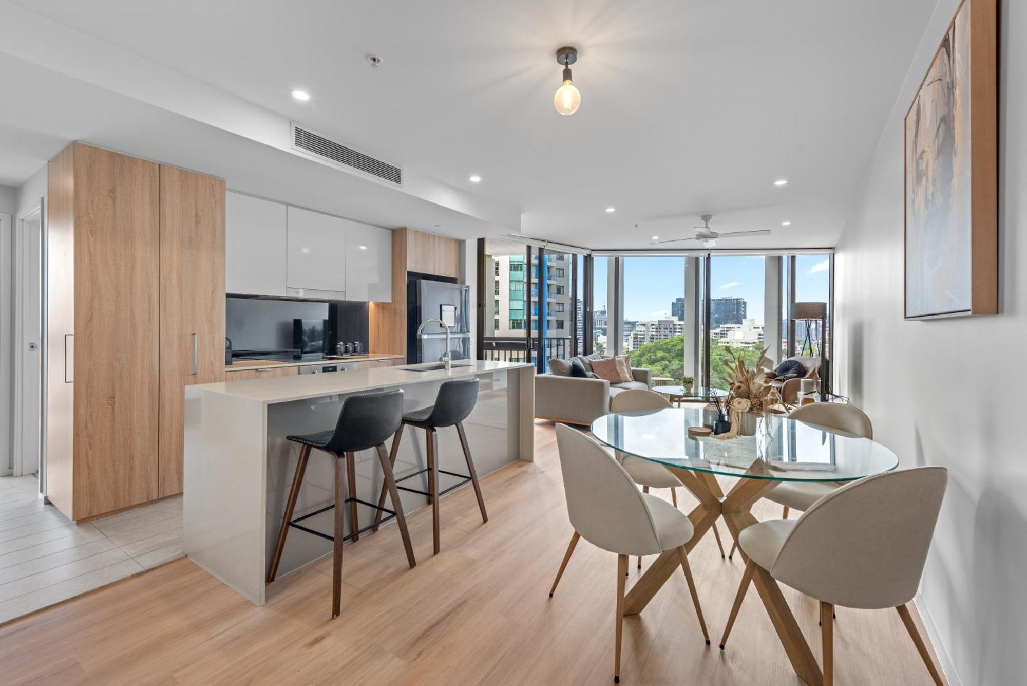 Spire - Stylish 2br - Pool, Parking & Views Apartment