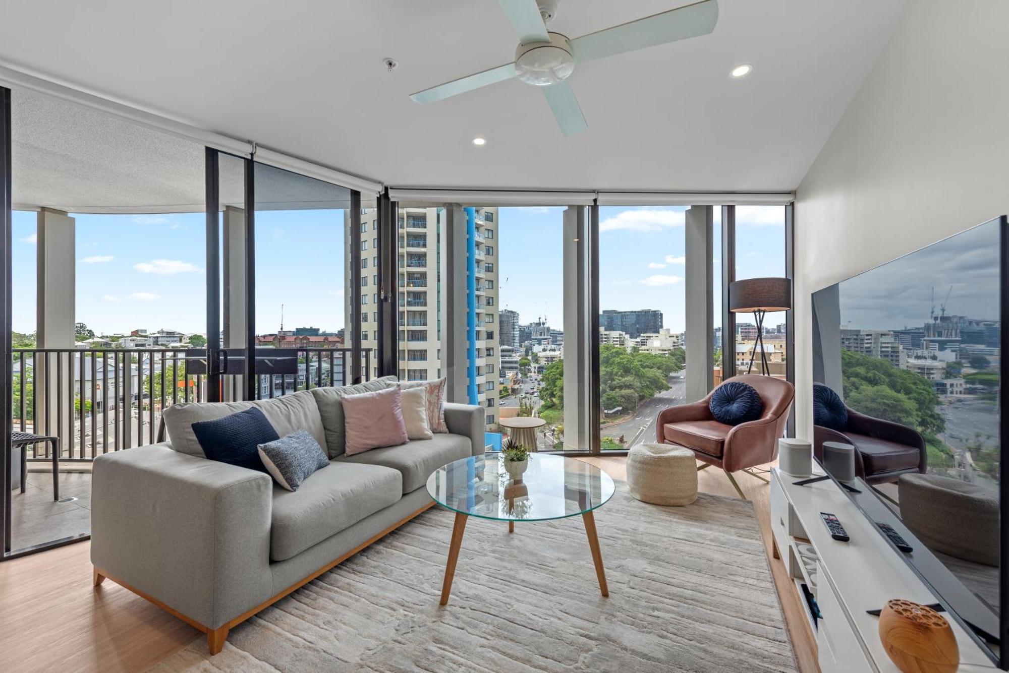 Apartment Spire - Stylish 2br - Pool, Parking & Views *