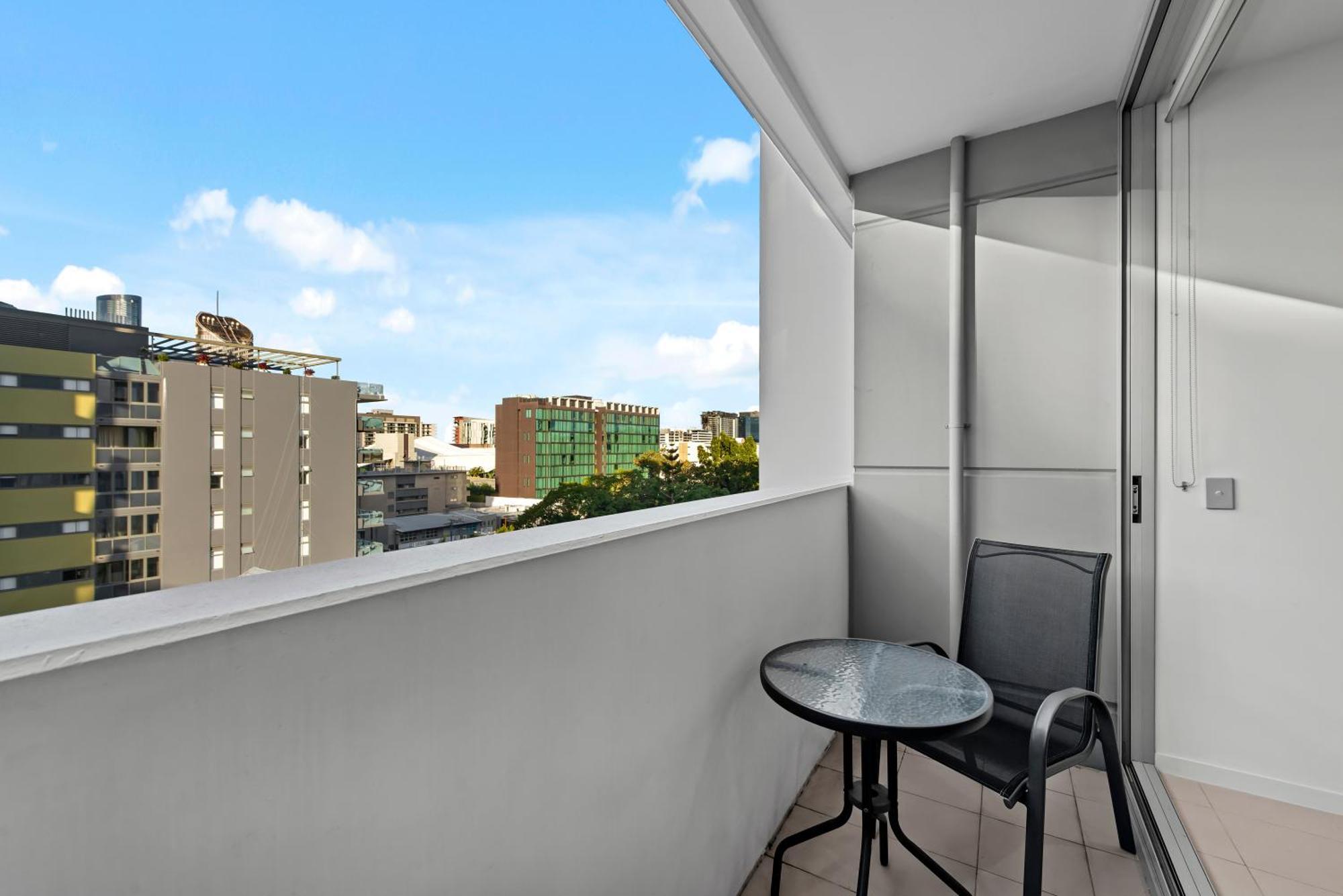 Bright & Spacious With Pool, Parking =& Wi-fi *