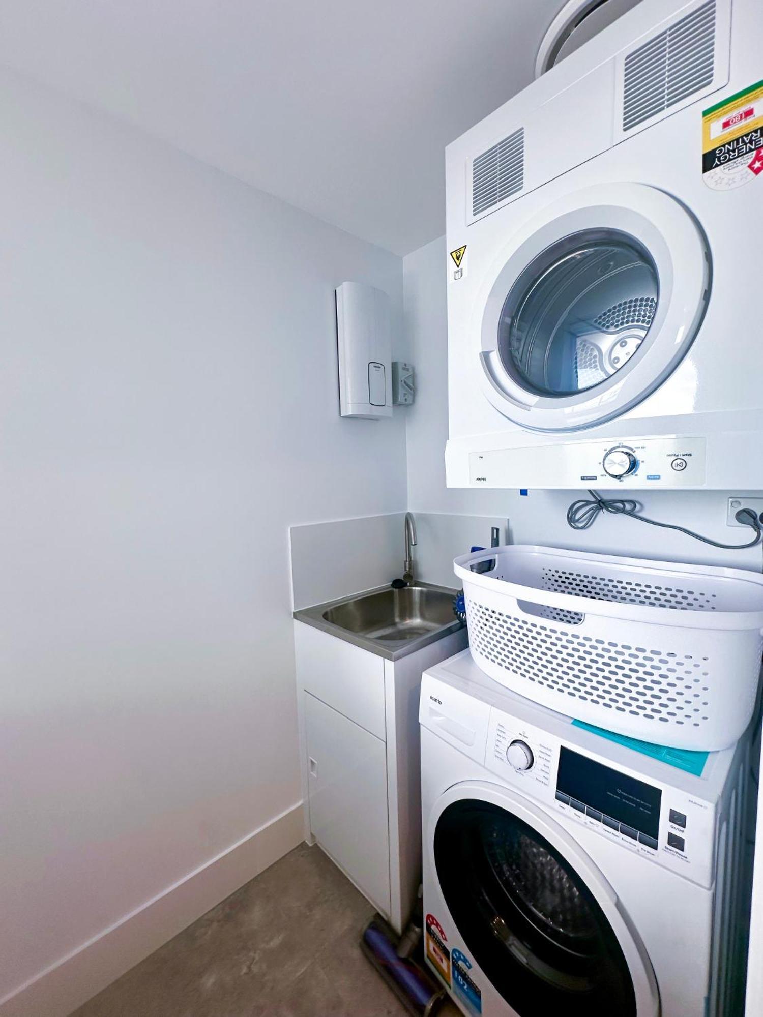 New With River View & Parking * Brisbane
