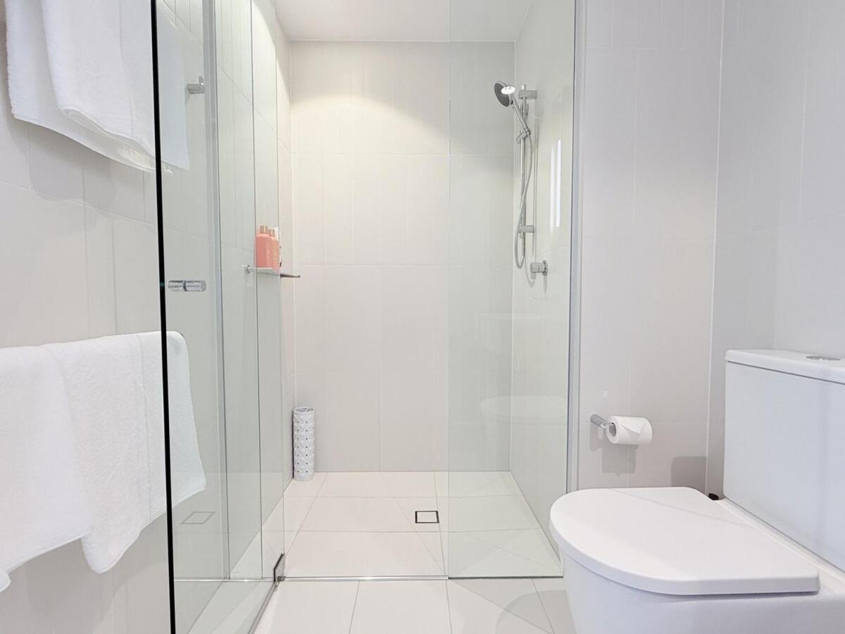 Stylish Riverfront 2bed With Pool At Qwr Apartment