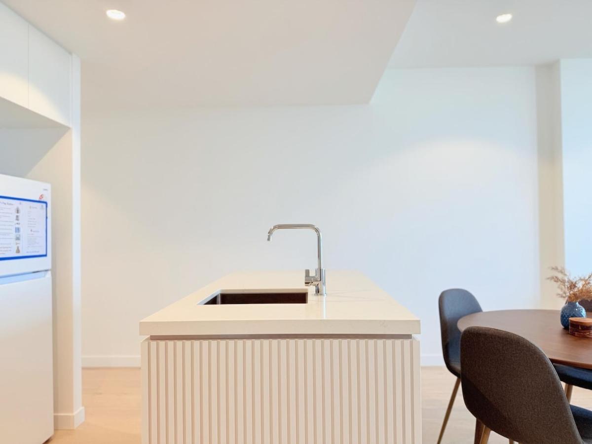 Apartment Stylish Riverfront 2bed With Pool At Qwr