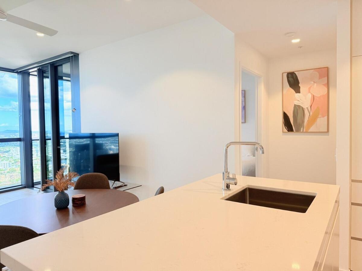 Apartment Stylish Riverfront 2bed With Pool At Qwr