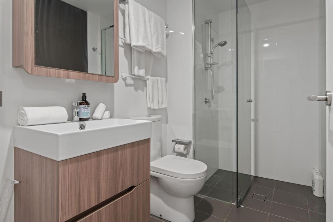 Ultimate Location Chic 2br Rooftop Pool N Parking Apartment Brisbane