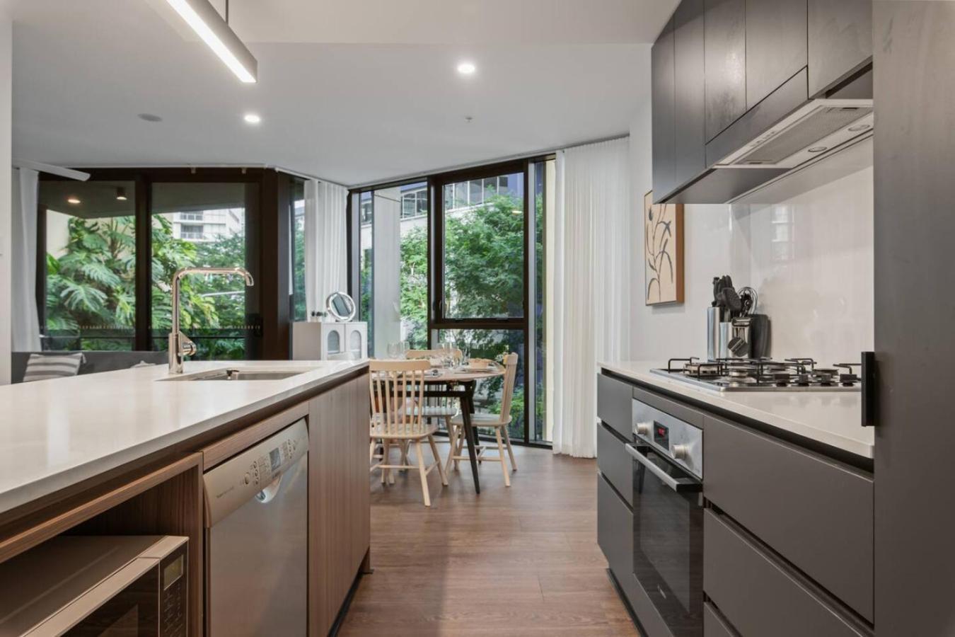 Ultimate Location Chic 2br Rooftop Pool N Parking Apartment