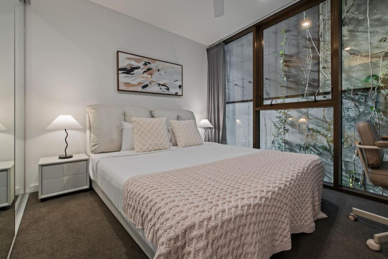 Ultimate Location Chic 2br Rooftop Pool N Parking *