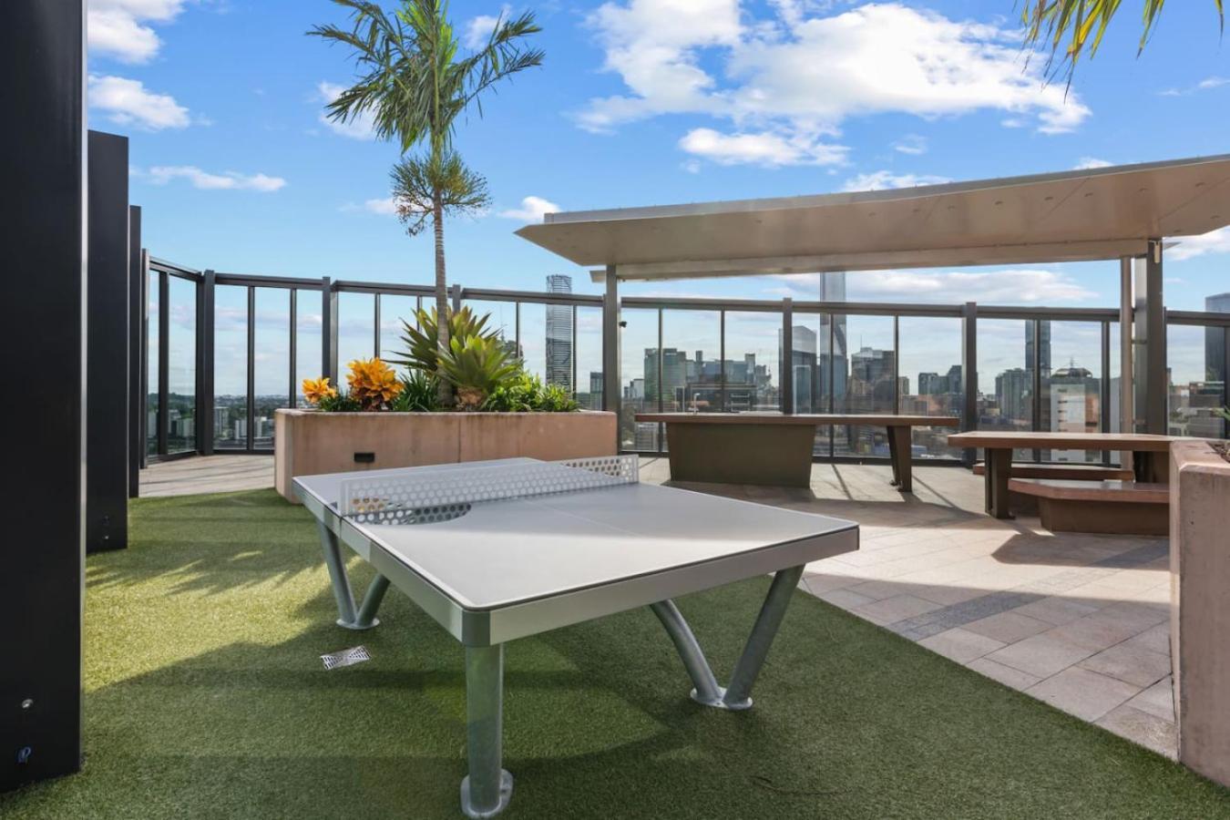 Ultimate Location Chic 2br Rooftop Pool N Parking Apartment *