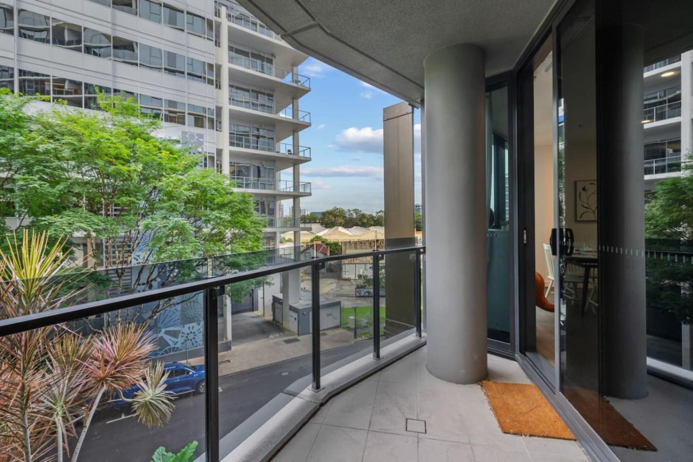 Ultimate Location Chic 2br Rooftop Pool N Parking