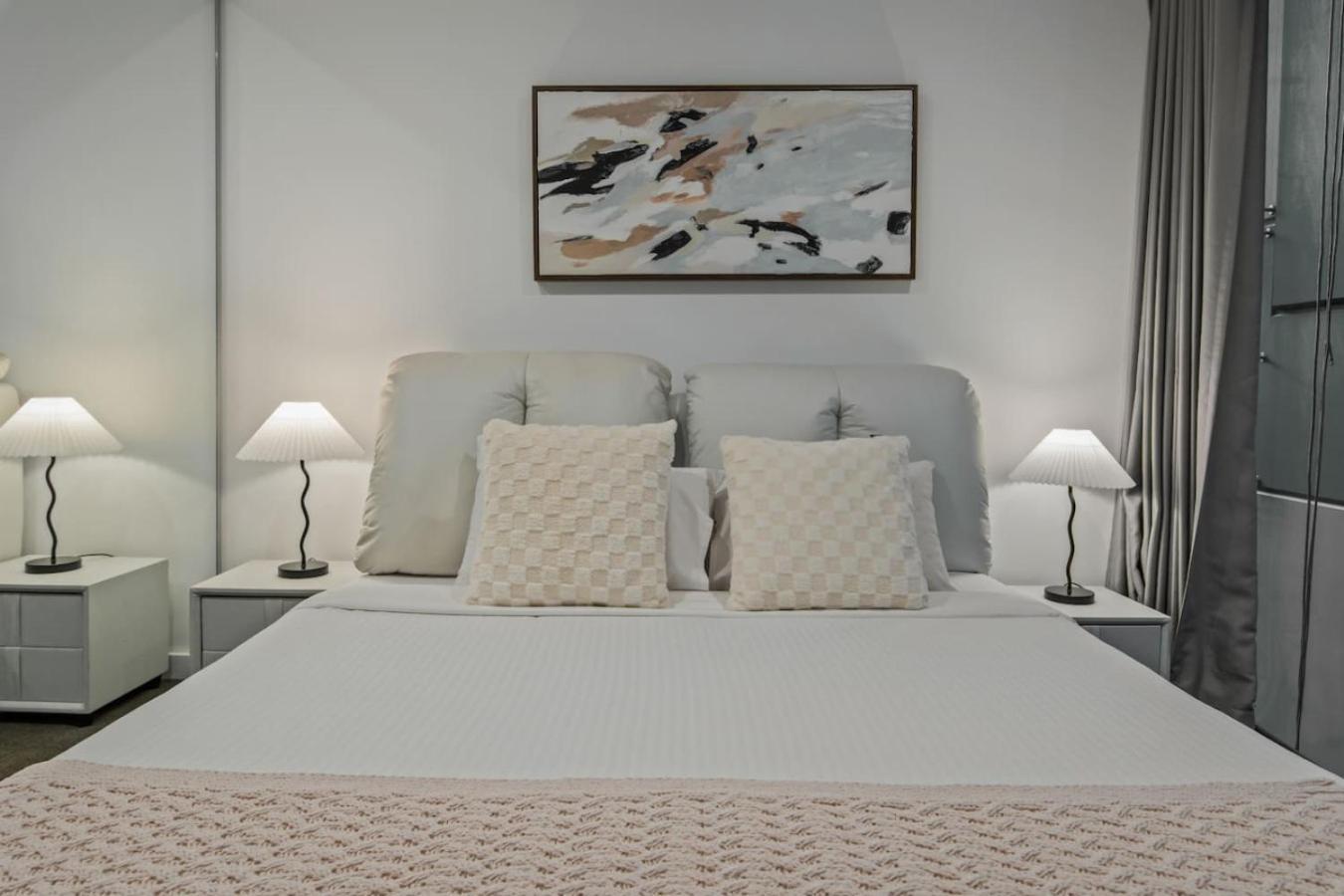 Ultimate Location Chic 2br Rooftop Pool N Parking Apartment