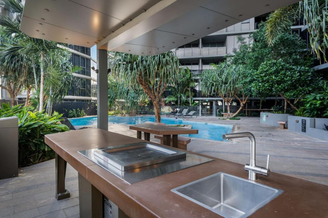 Ultimate Location Chic 2br Rooftop Pool N Parking Brisbane