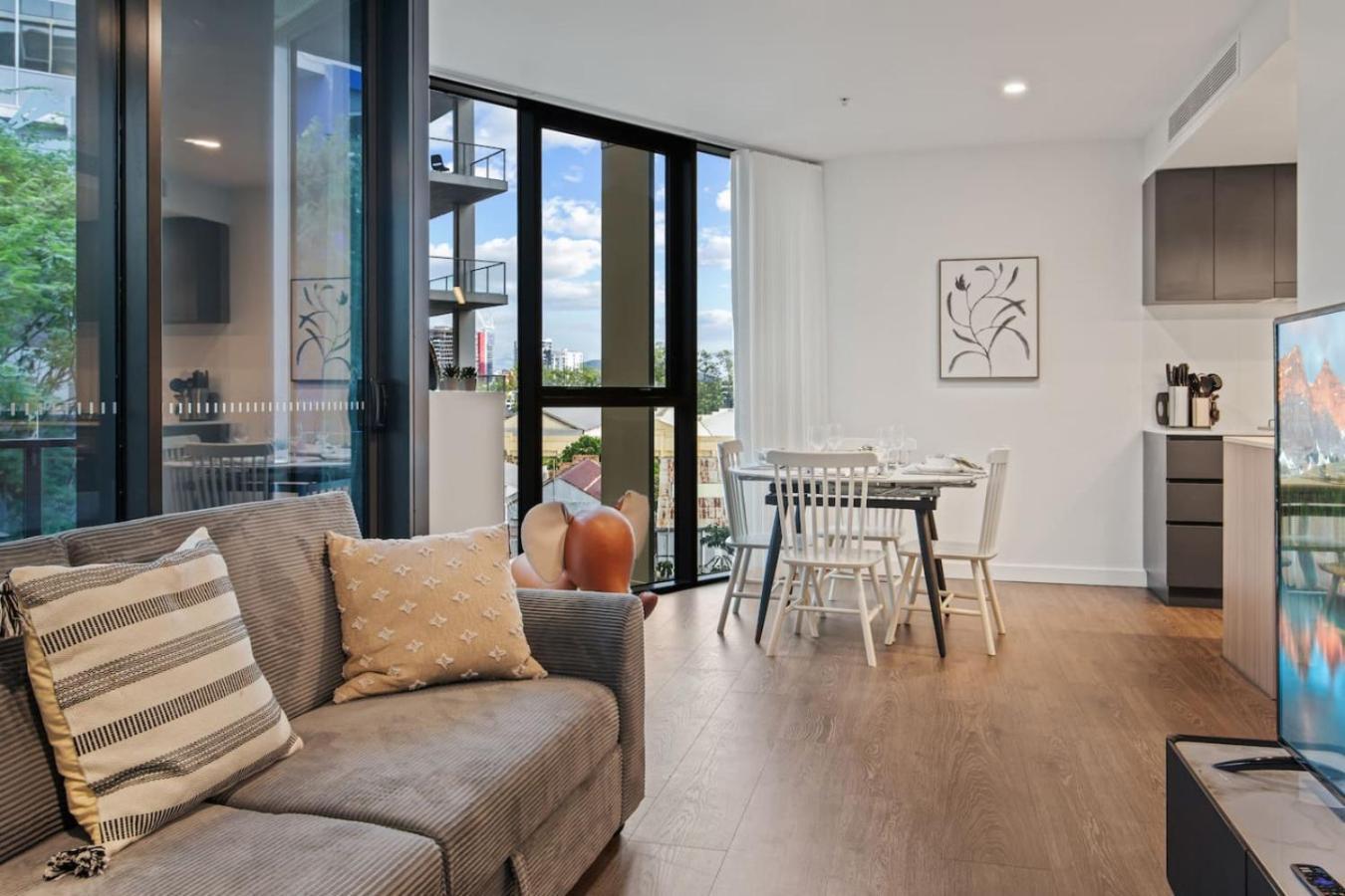 Ultimate Location Chic 2br Rooftop Pool N Parking