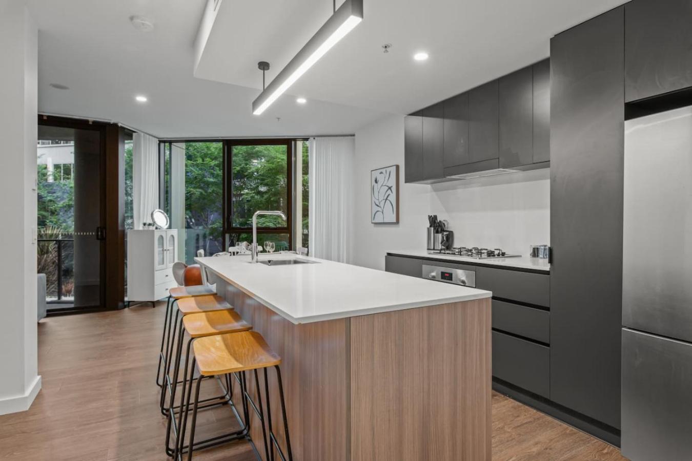 Ultimate Location Chic 2br Rooftop Pool N Parking Apartment