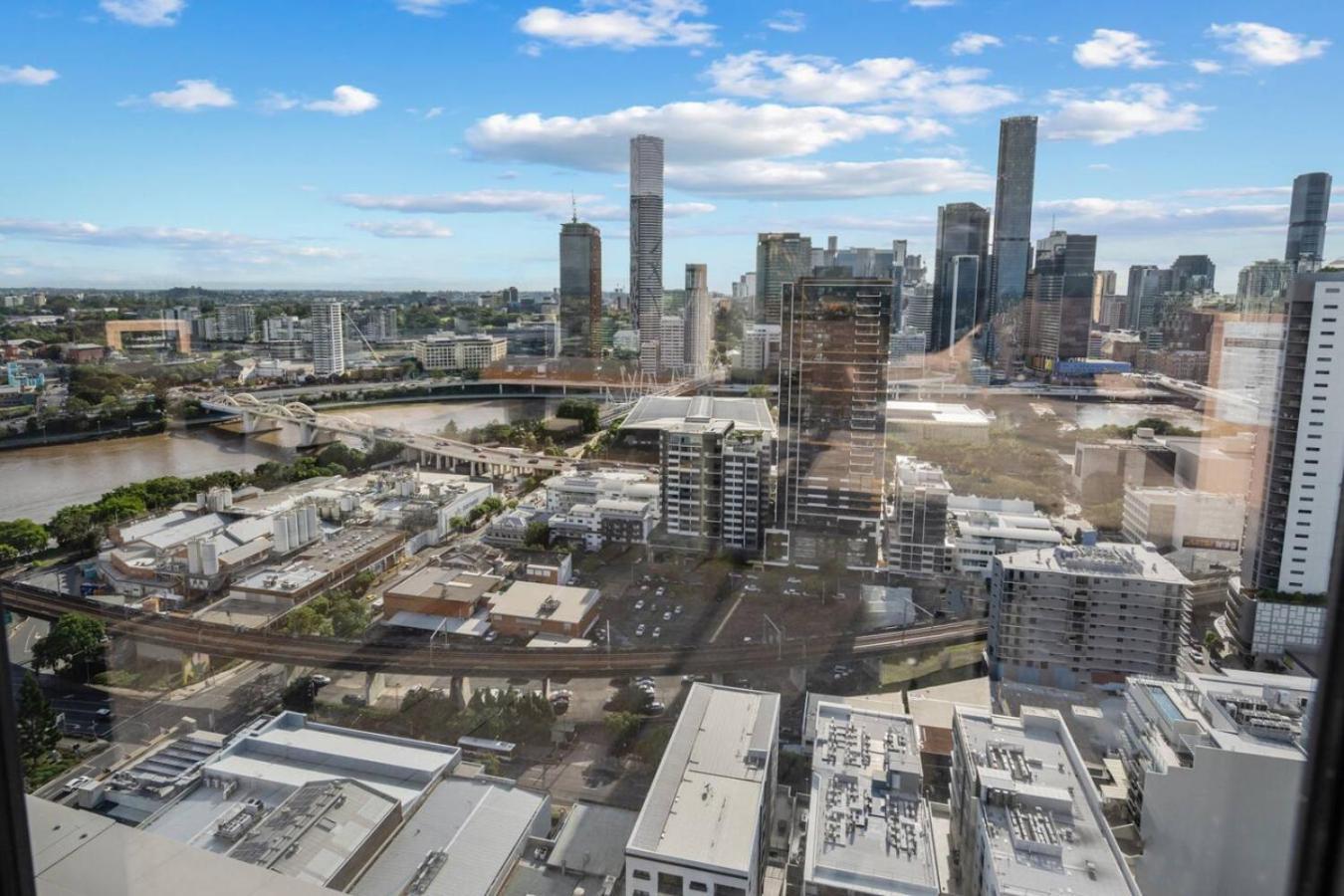 Ultimate Location Chic 2br Rooftop Pool N Parking