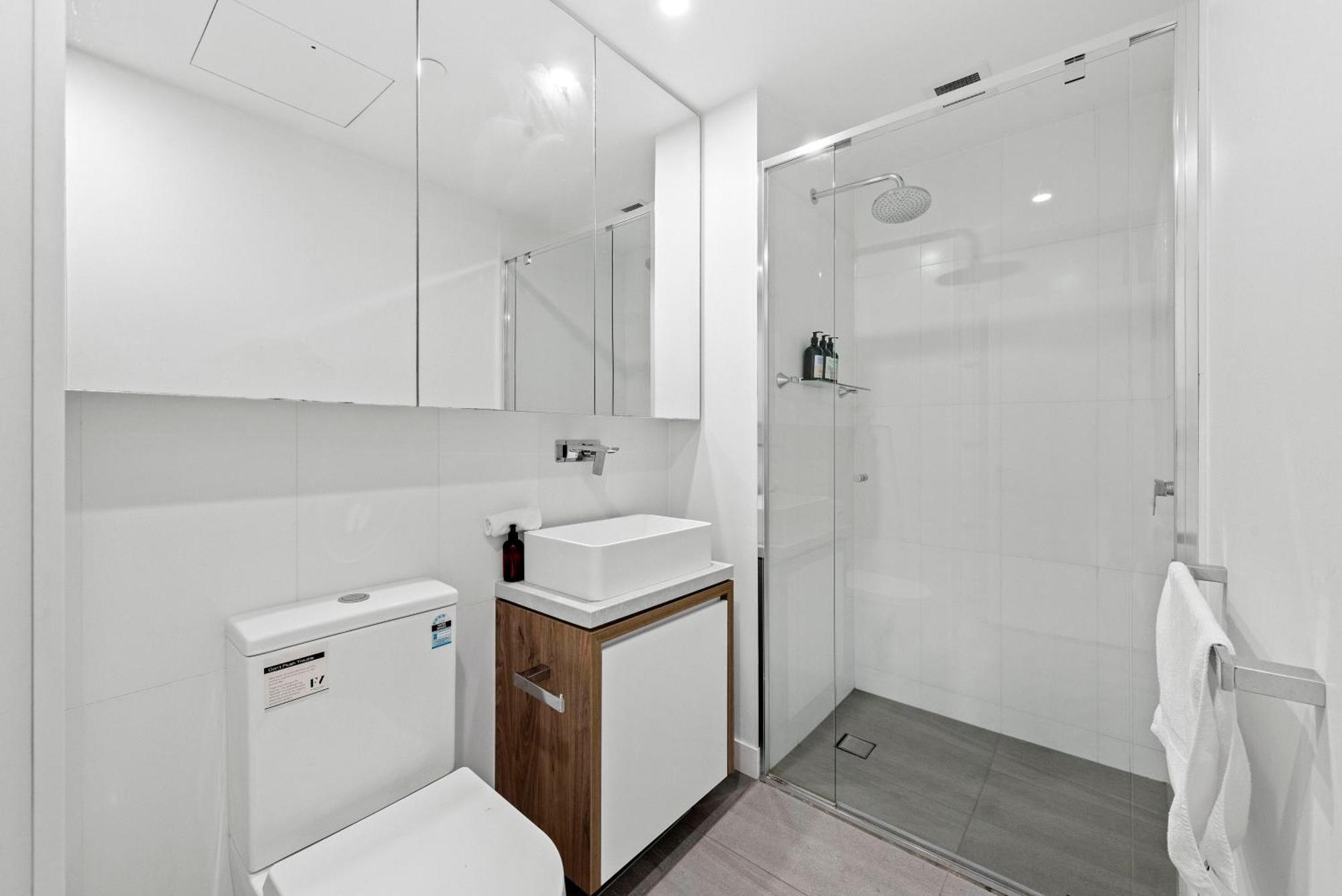 Stylish 2br With Huge Gym, Infinity Pool And Parking