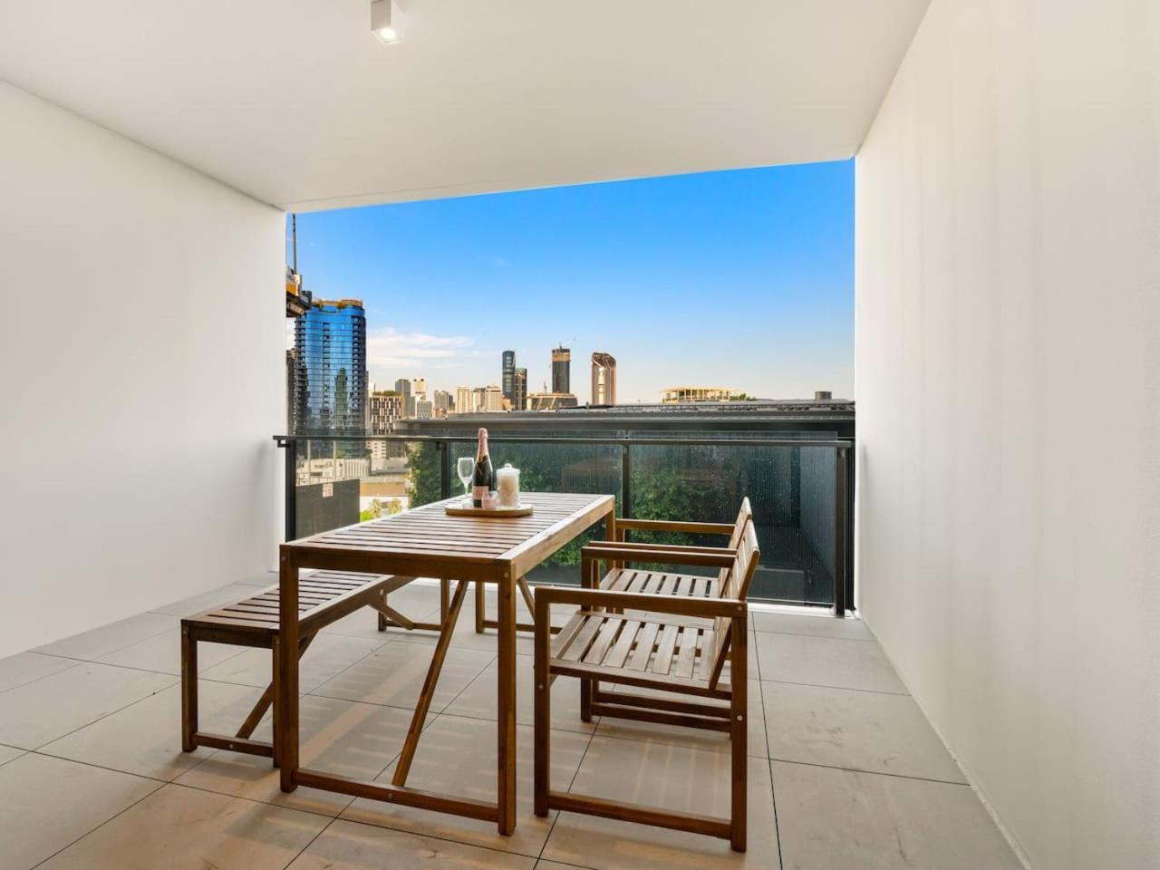 2br West End With Parking Walk To Convention Ctr Apartment *