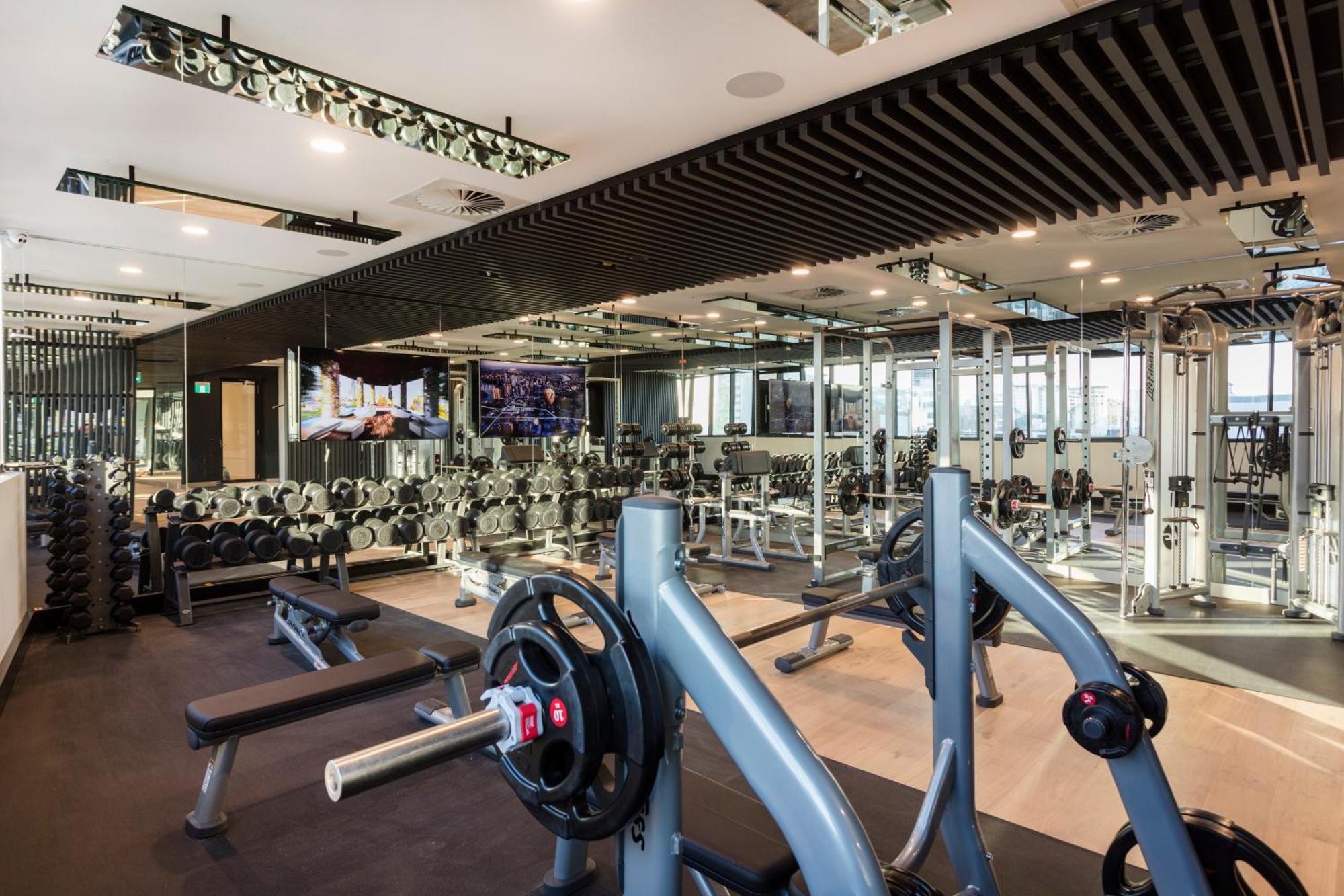 Stylish Valley With Pool, Huge Gym And Study Desk! Apartment Brisbane