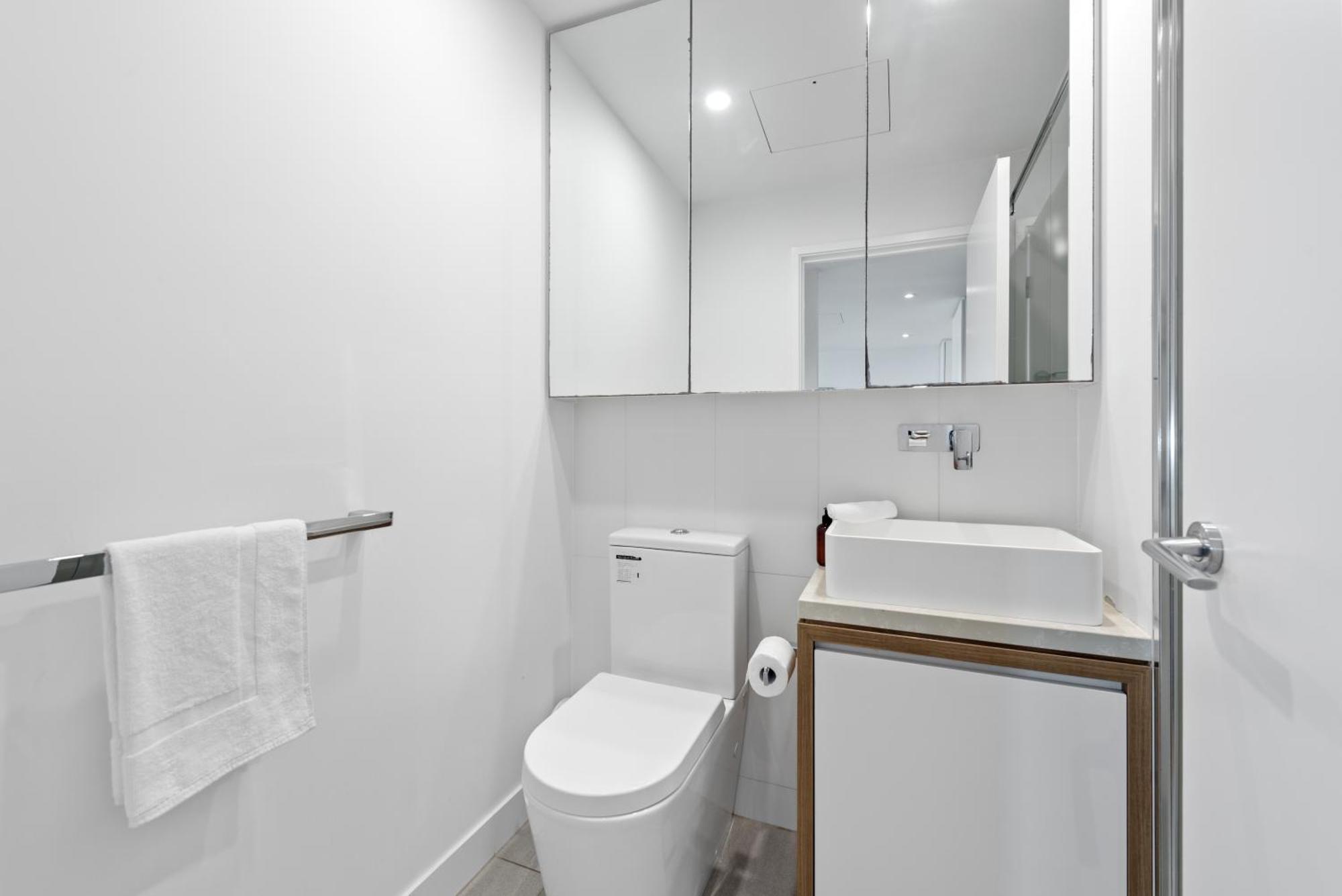 Stylish Valley With Pool, Huge Gym And Study Desk! * Brisbane