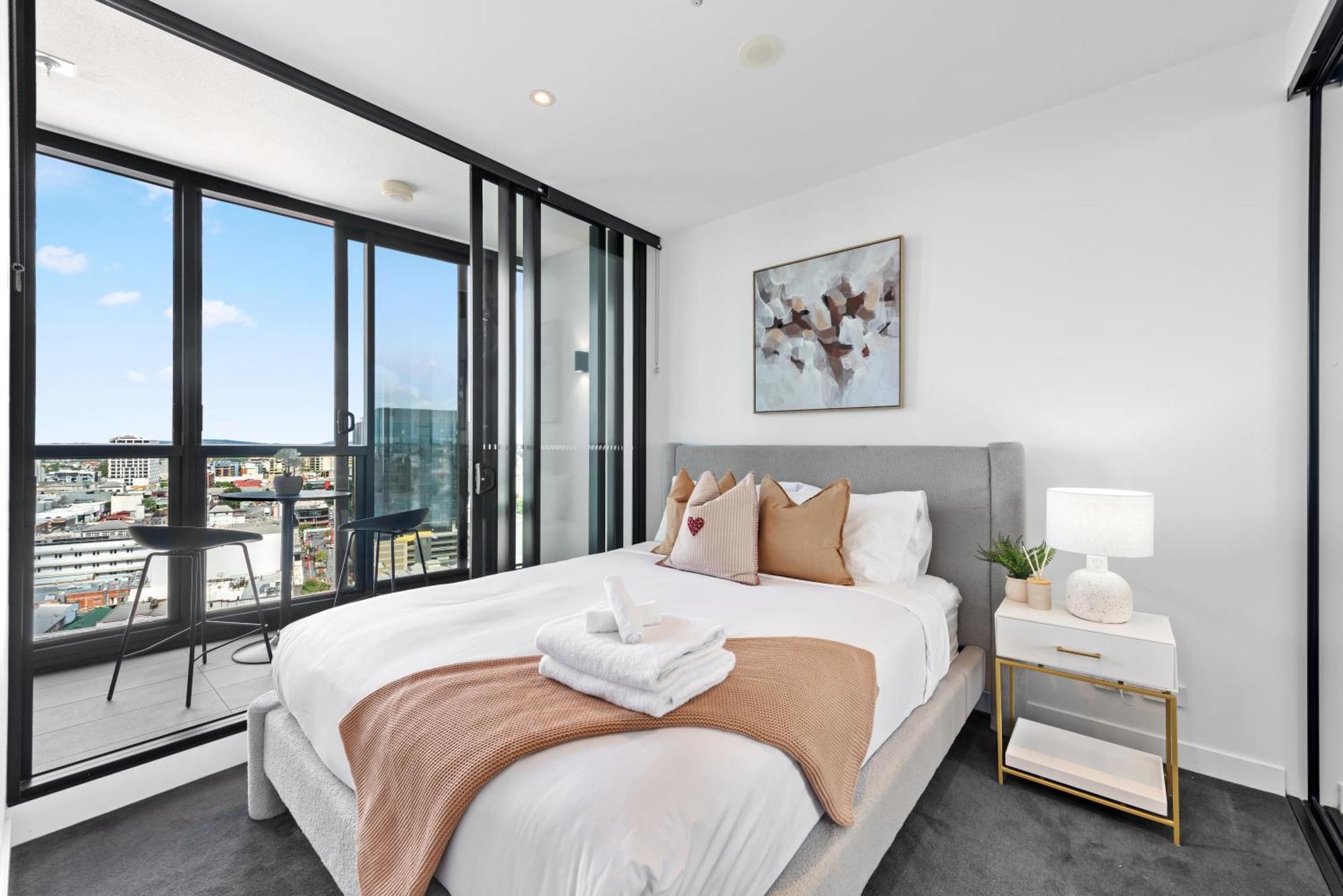 Apartment Stylish Valley With Pool, Huge Gym And Study Desk!