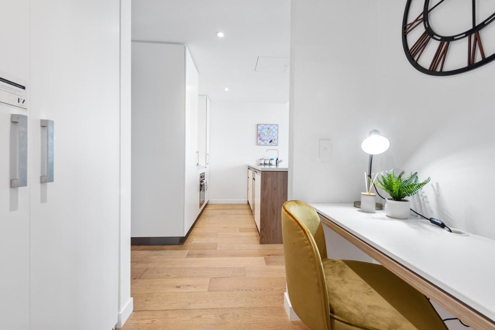 Apartment Stylish Valley With Pool, Huge Gym And Study Desk!