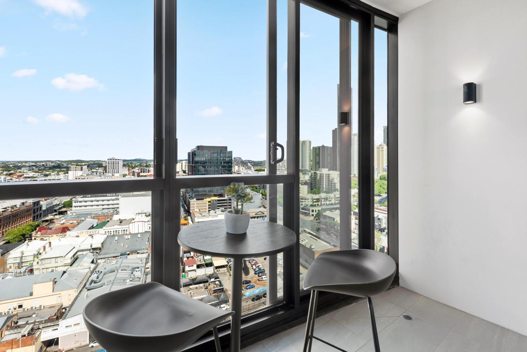 Stylish Valley With Pool, Huge Gym And Study Desk! Apartment Brisbane