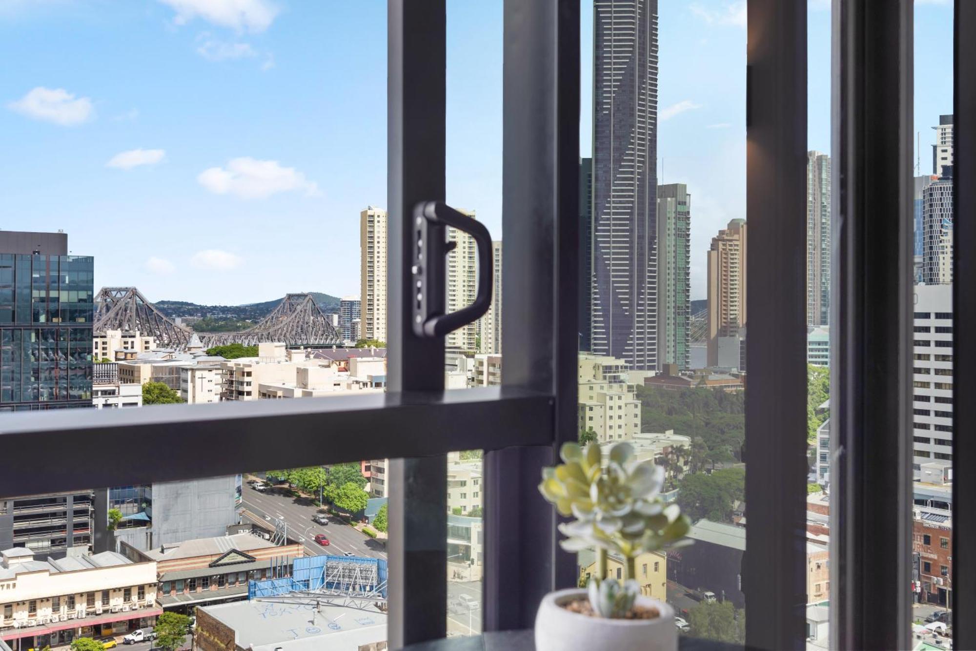 Stylish Valley With Pool, Huge Gym And Study Desk! Brisbane