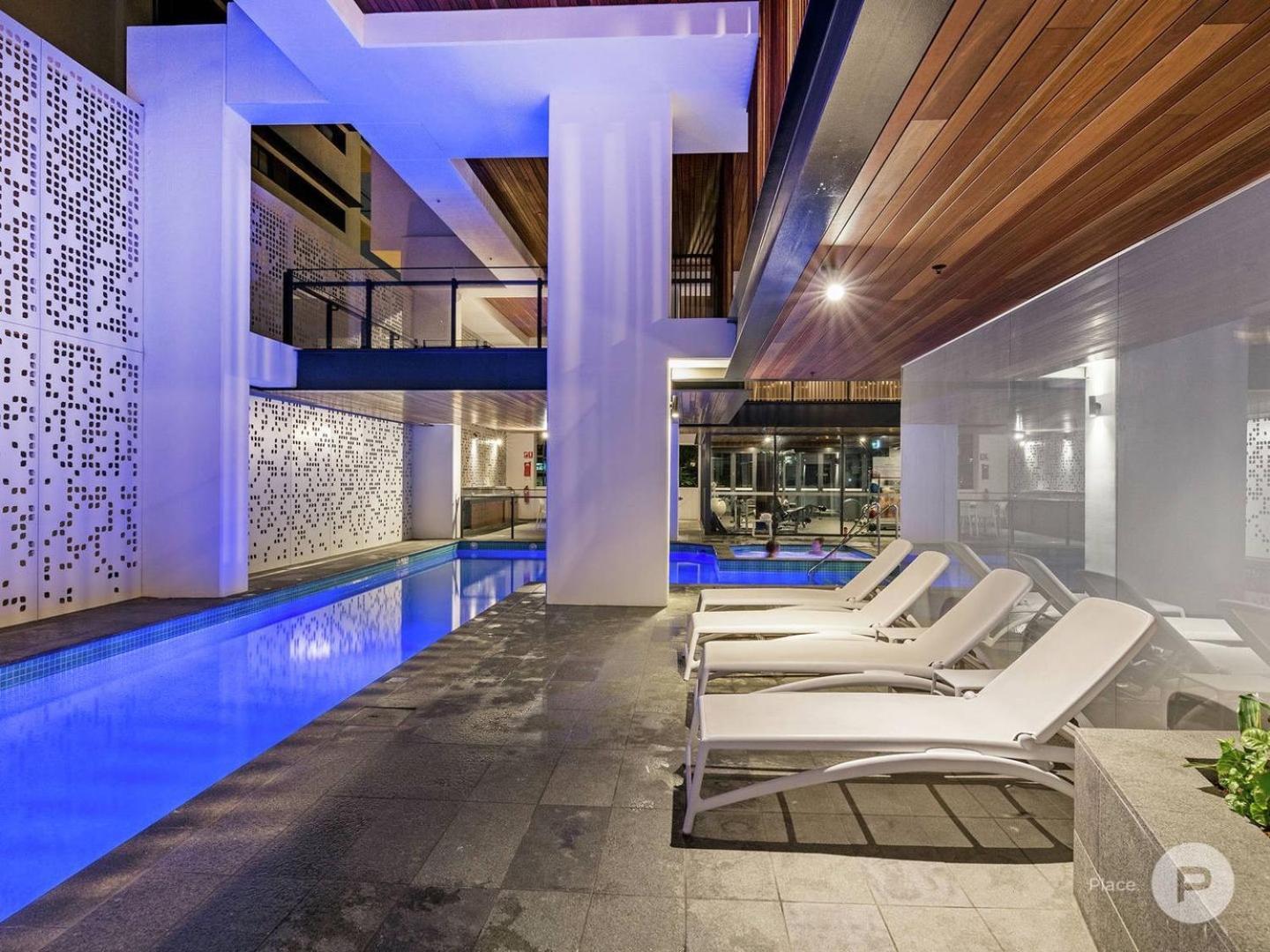 Apartment Stunning 1b In South Bank With River & Mountain View