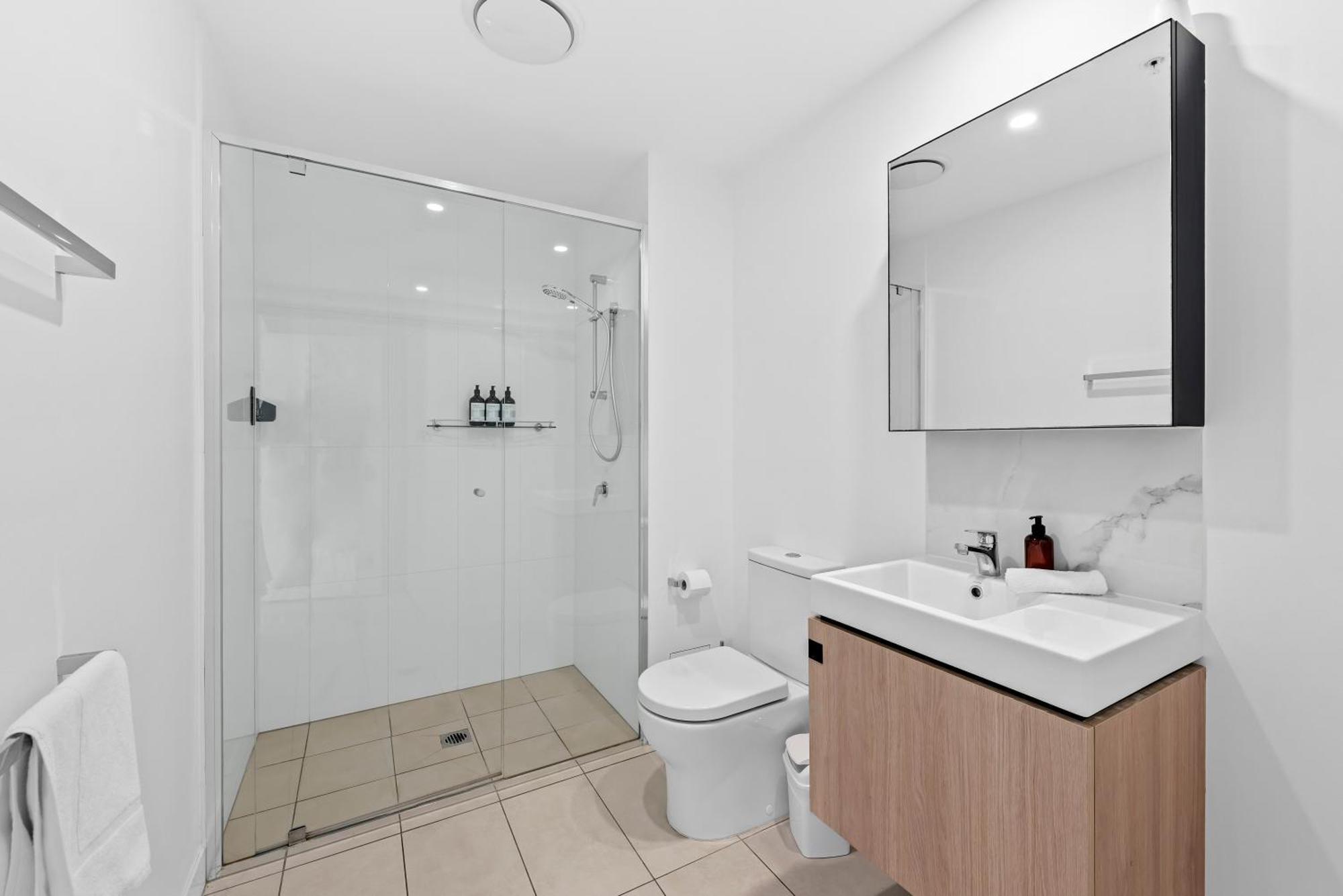 Stunning 1b In South Bank With River & Mountain View *