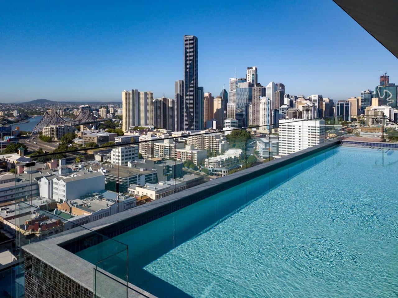 Apartment 2br Luxury Retreat With Rooftop Pool Access Brisbane