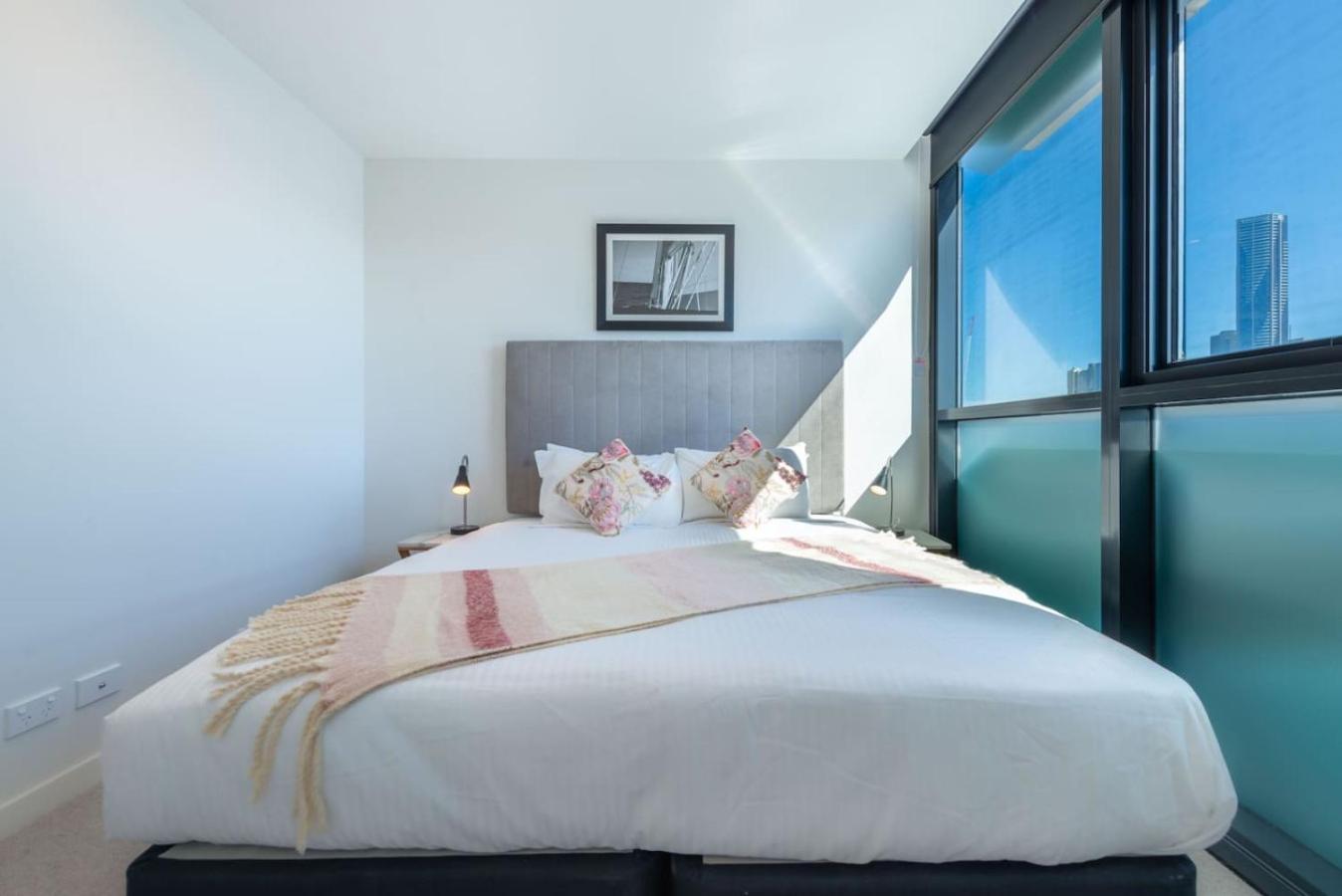 2br Luxury Retreat With Rooftop Pool Access Apartment