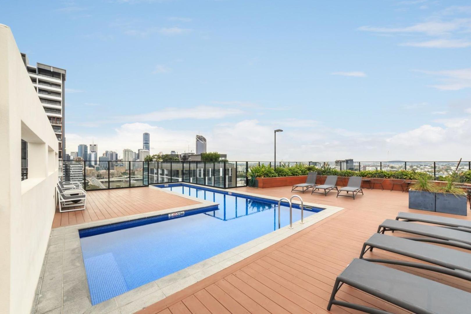 Spacious 2brm On Fish Lane With Roof Pool Apartment