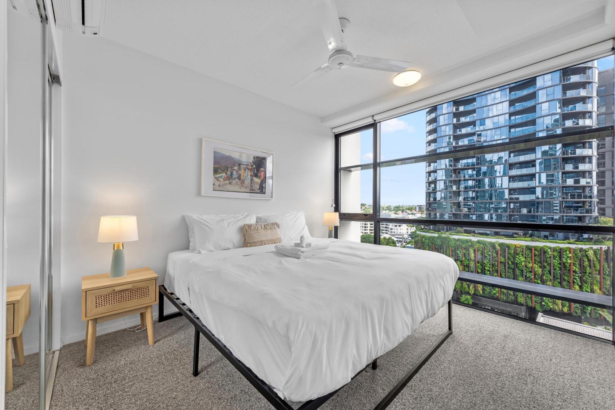 Spacious 2brm On Fish Lane With Roof Pool *