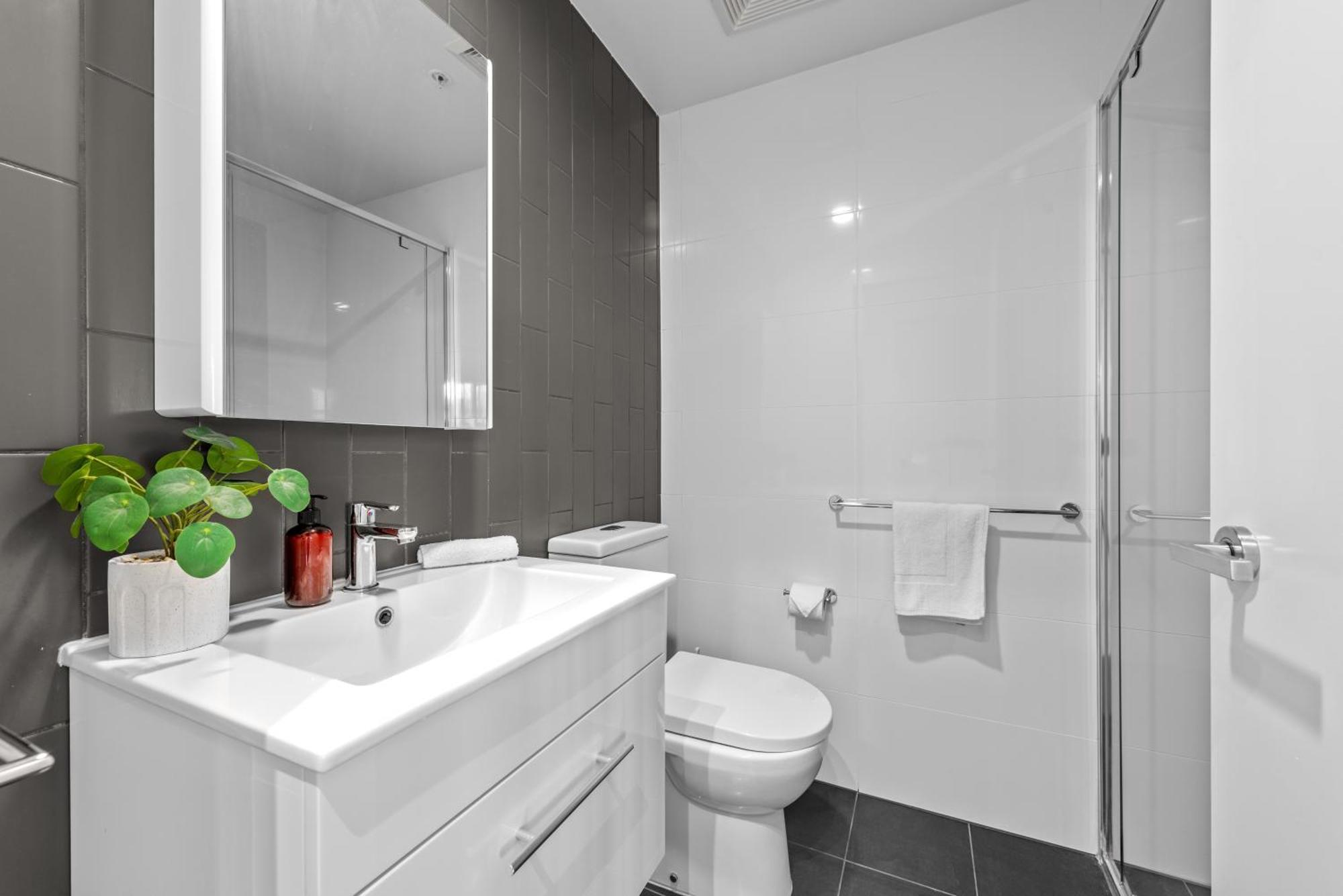 Spacious 2brm On Fish Lane With Roof Pool *