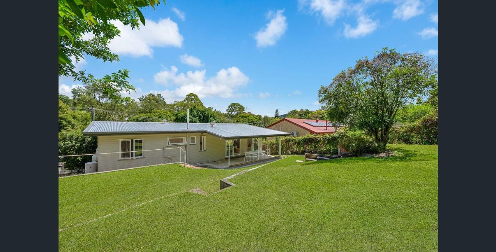 Family In Leafy Indooroopilly Brisbane