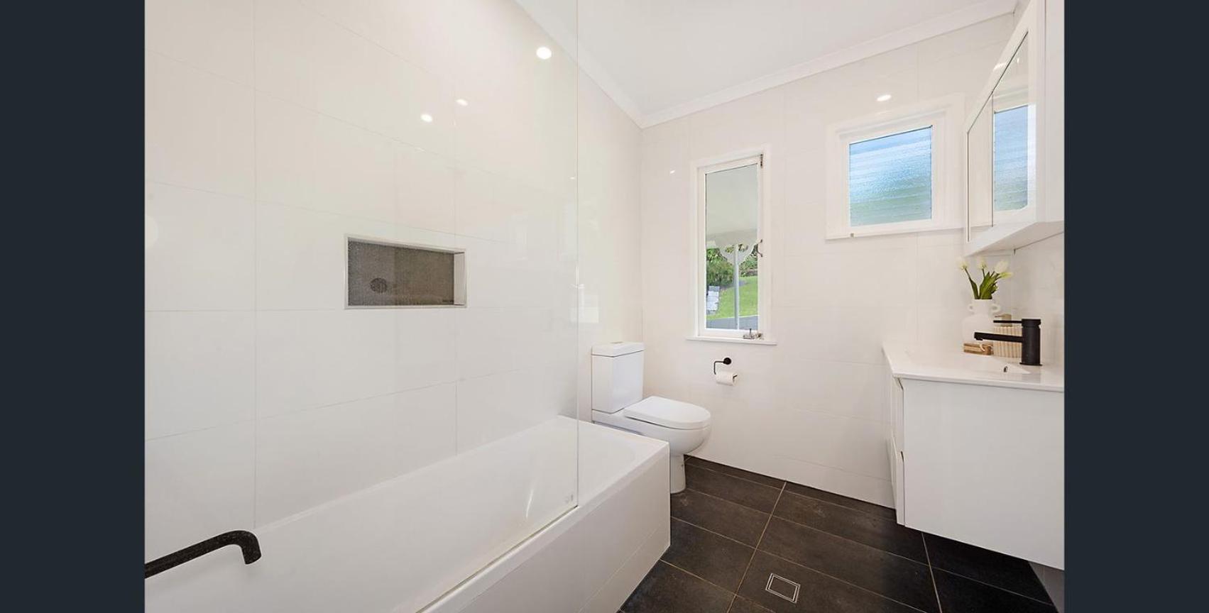 Family In Leafy Indooroopilly Holiday home