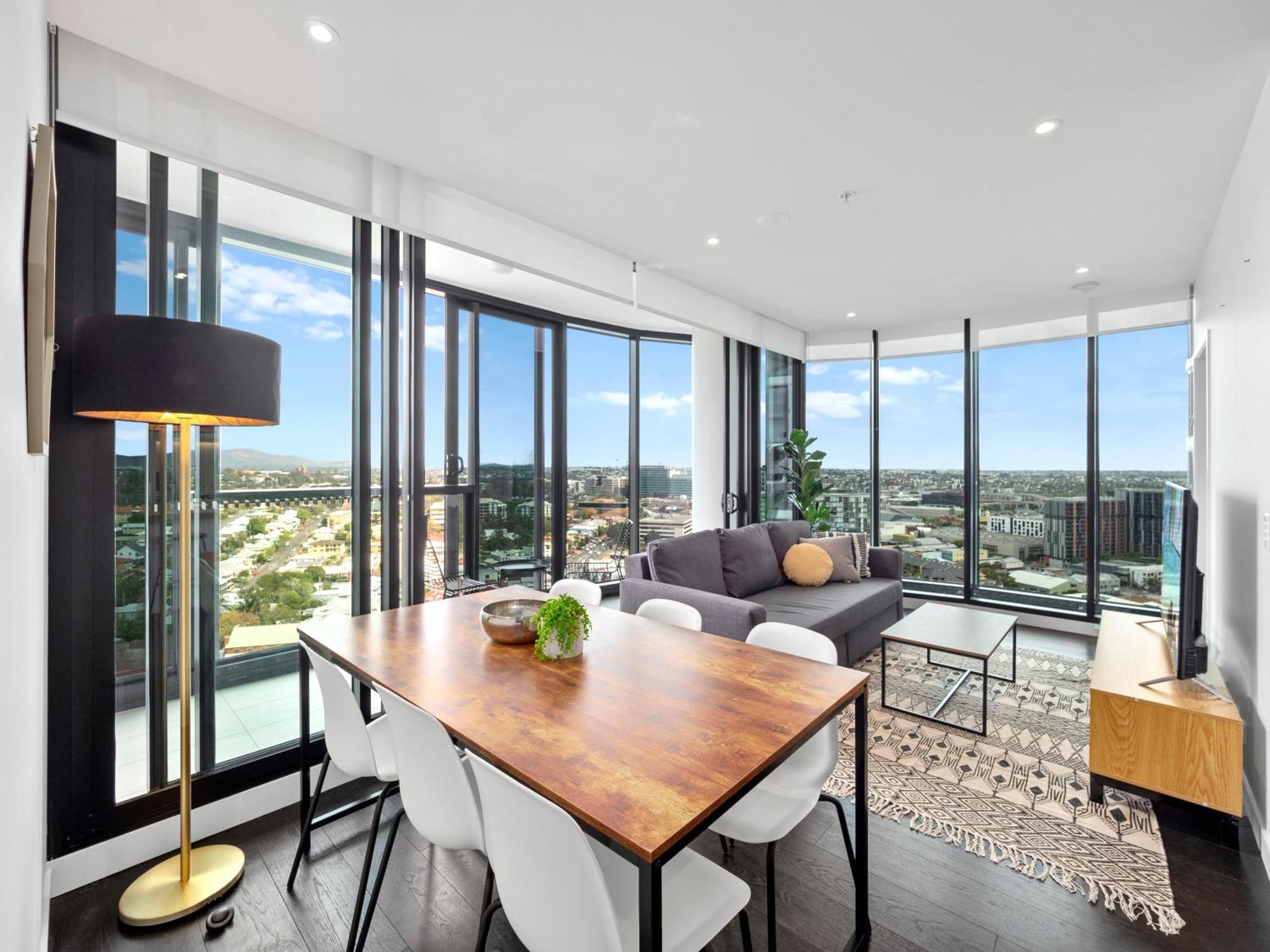 Mountain Views And Infinity Pool Overlooking City! Apartment