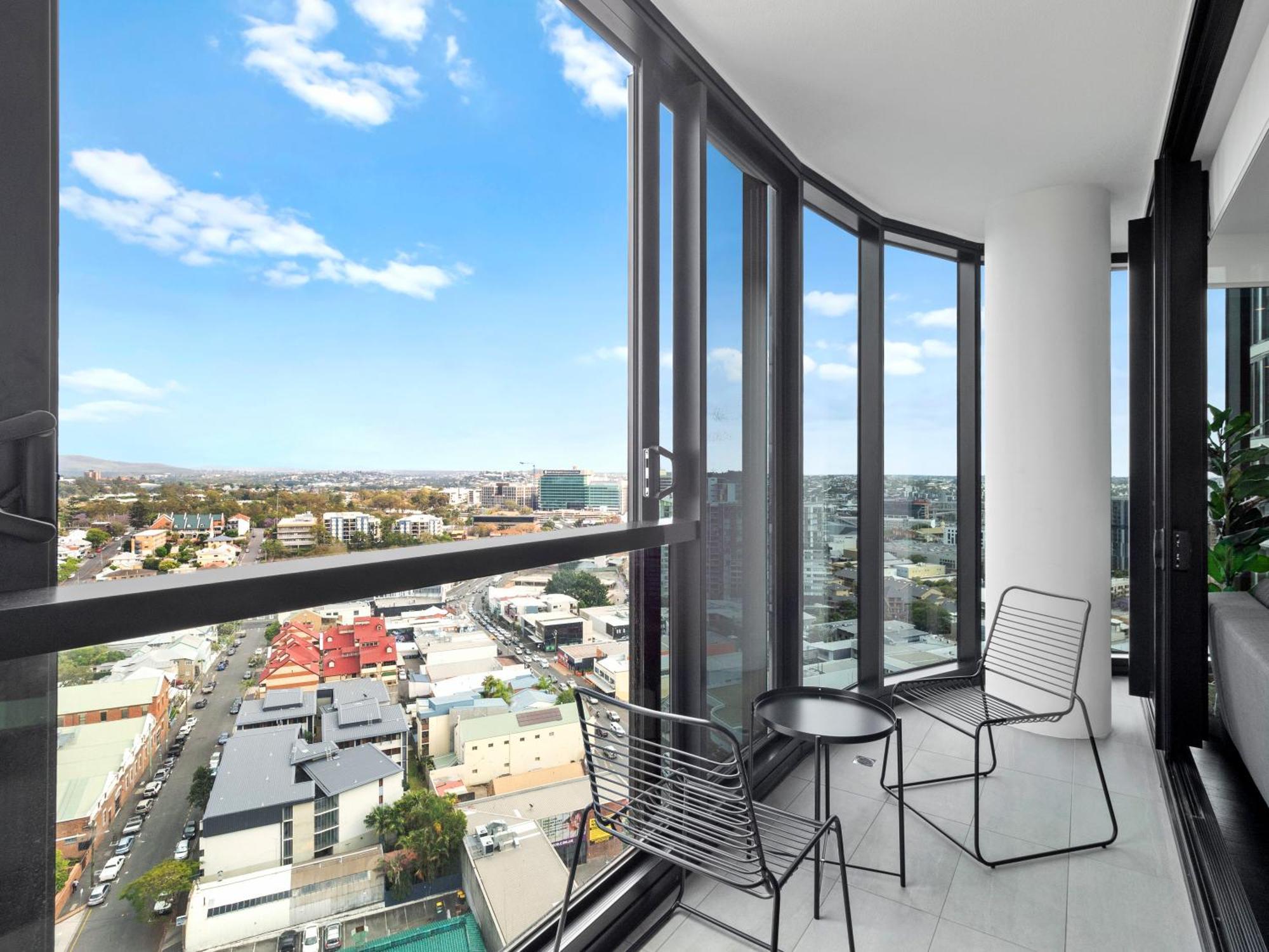 Apartment Mountain Views And Infinity Pool Overlooking City!