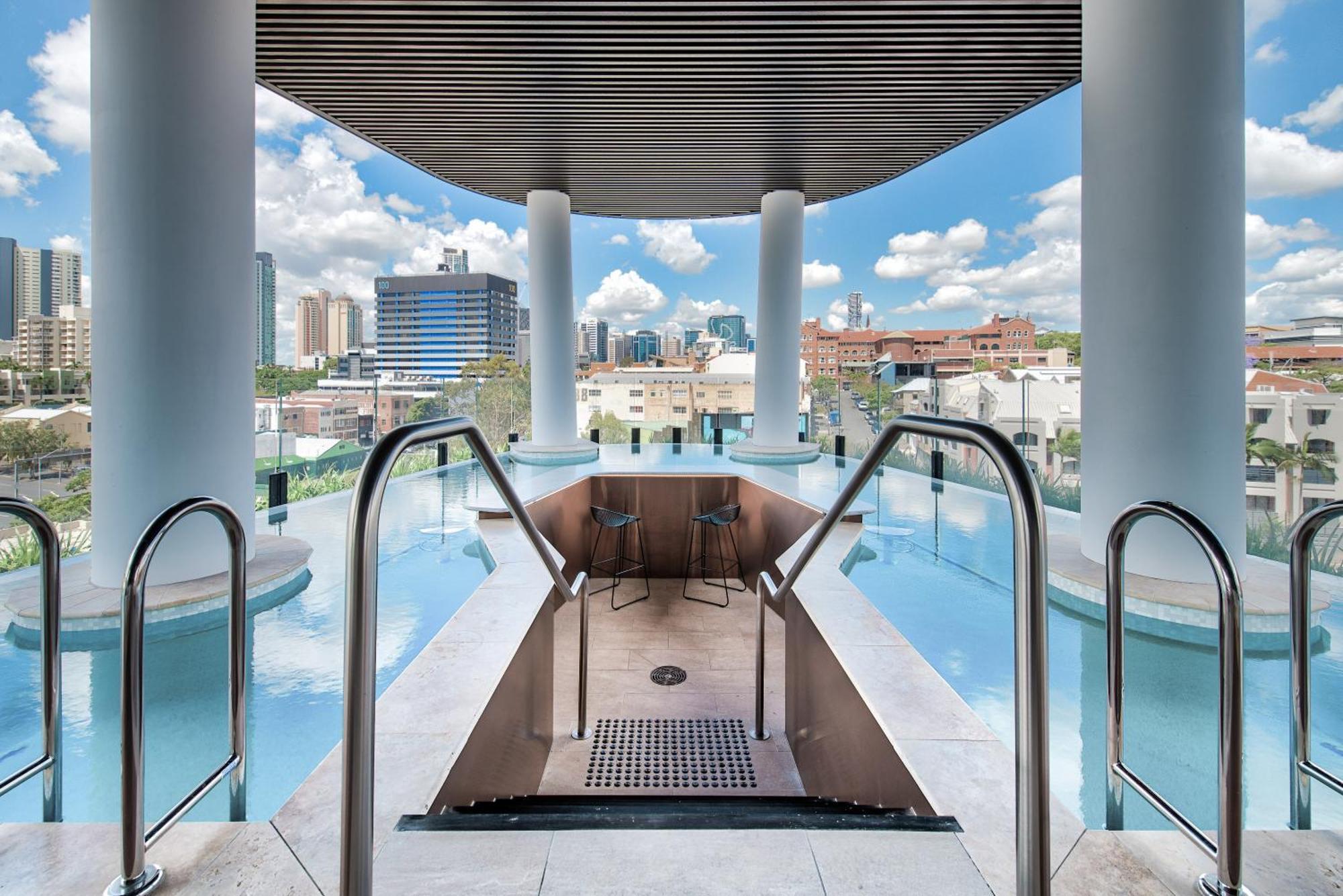 Mountain Views And Infinity Pool Overlooking City! *