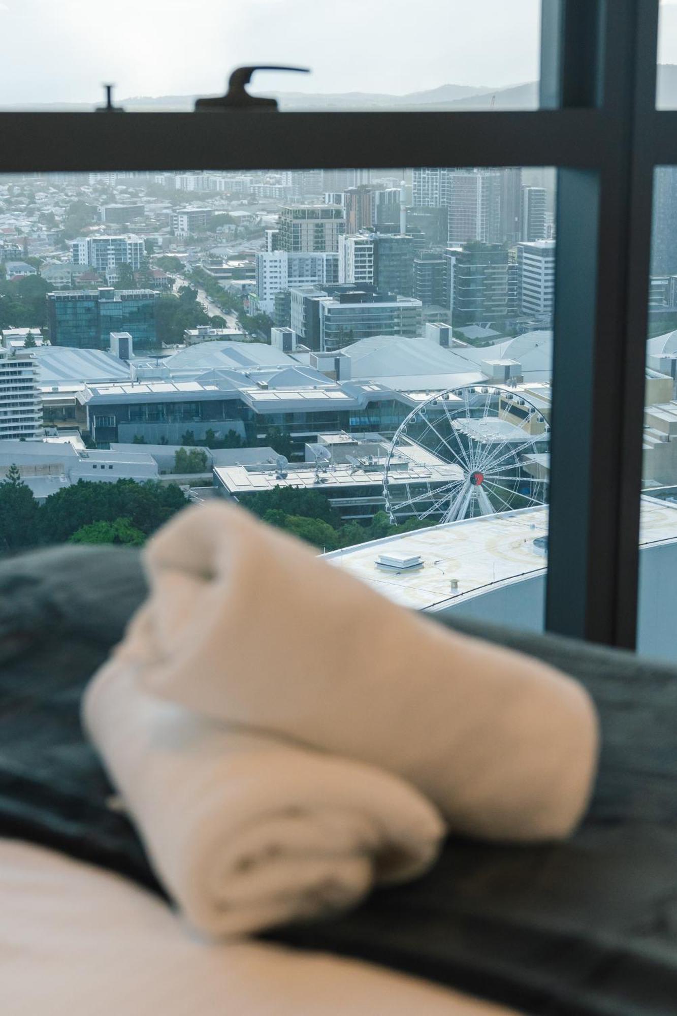 Sky Living & River Views In Queens Wharf Residences Apartment