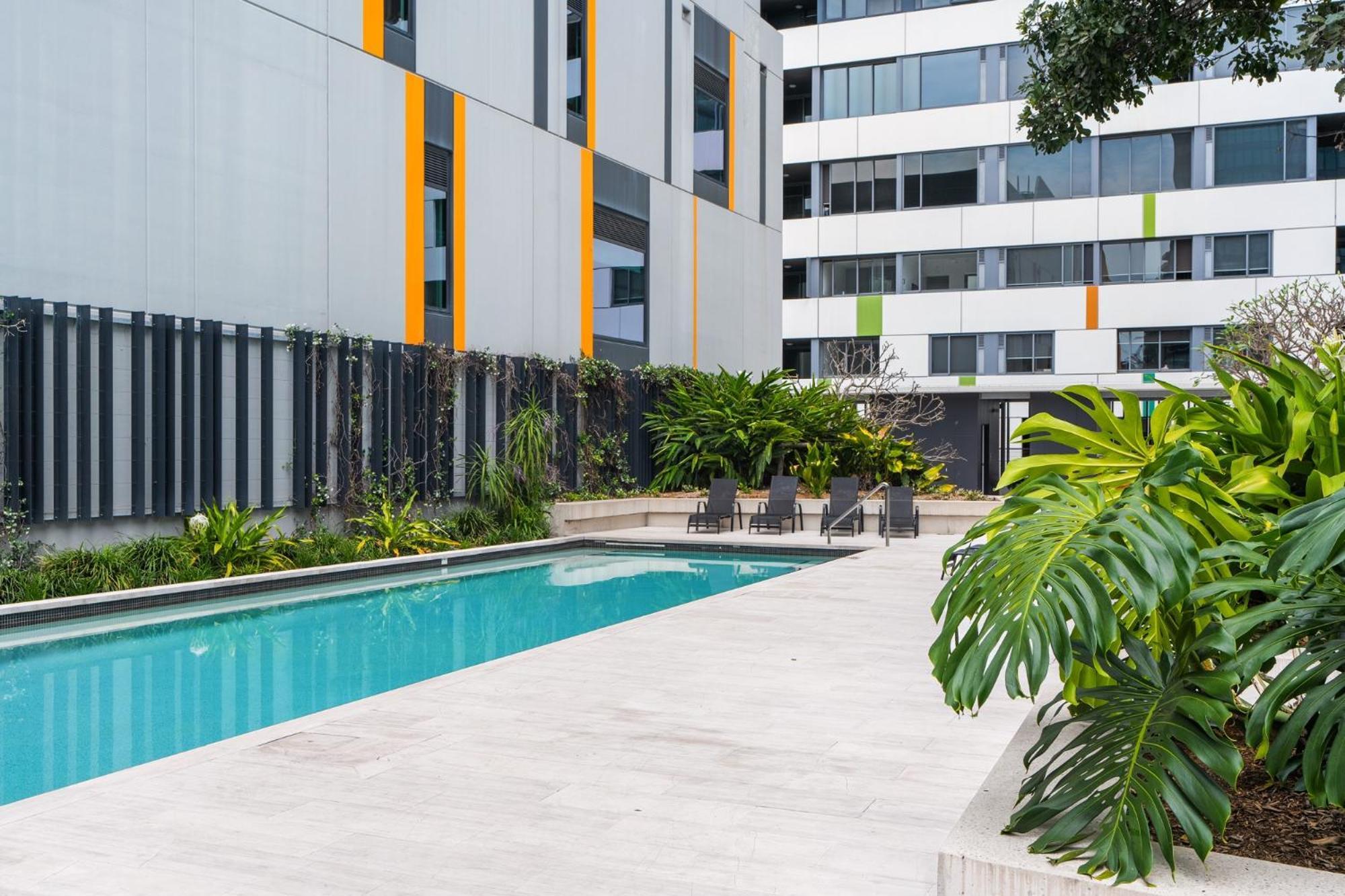 Apartment Chic 1 Bed Inner-city Retreat With Pool And Views