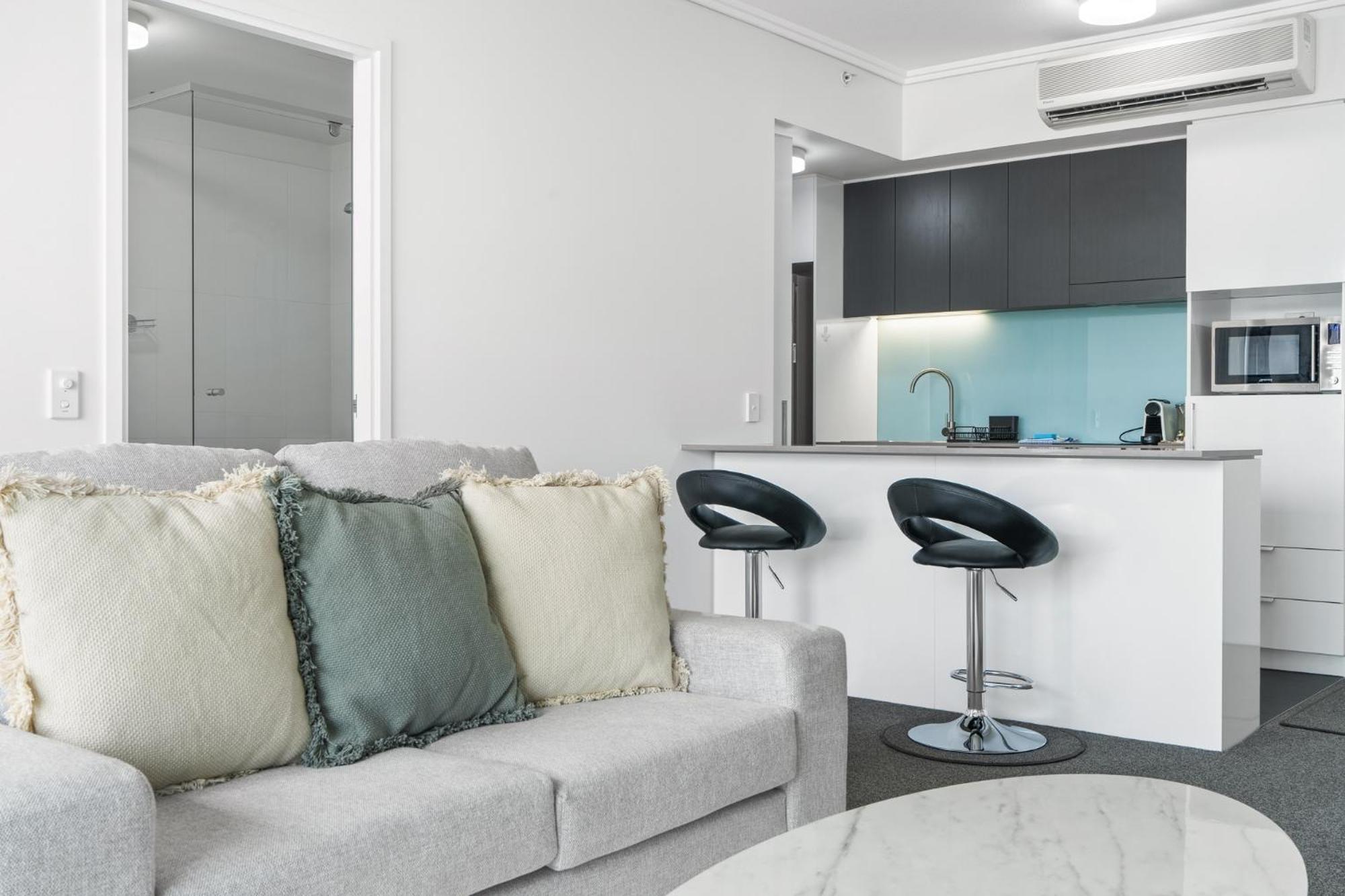Chic 1 Bed Inner-city Retreat With Pool And Views Apartment *