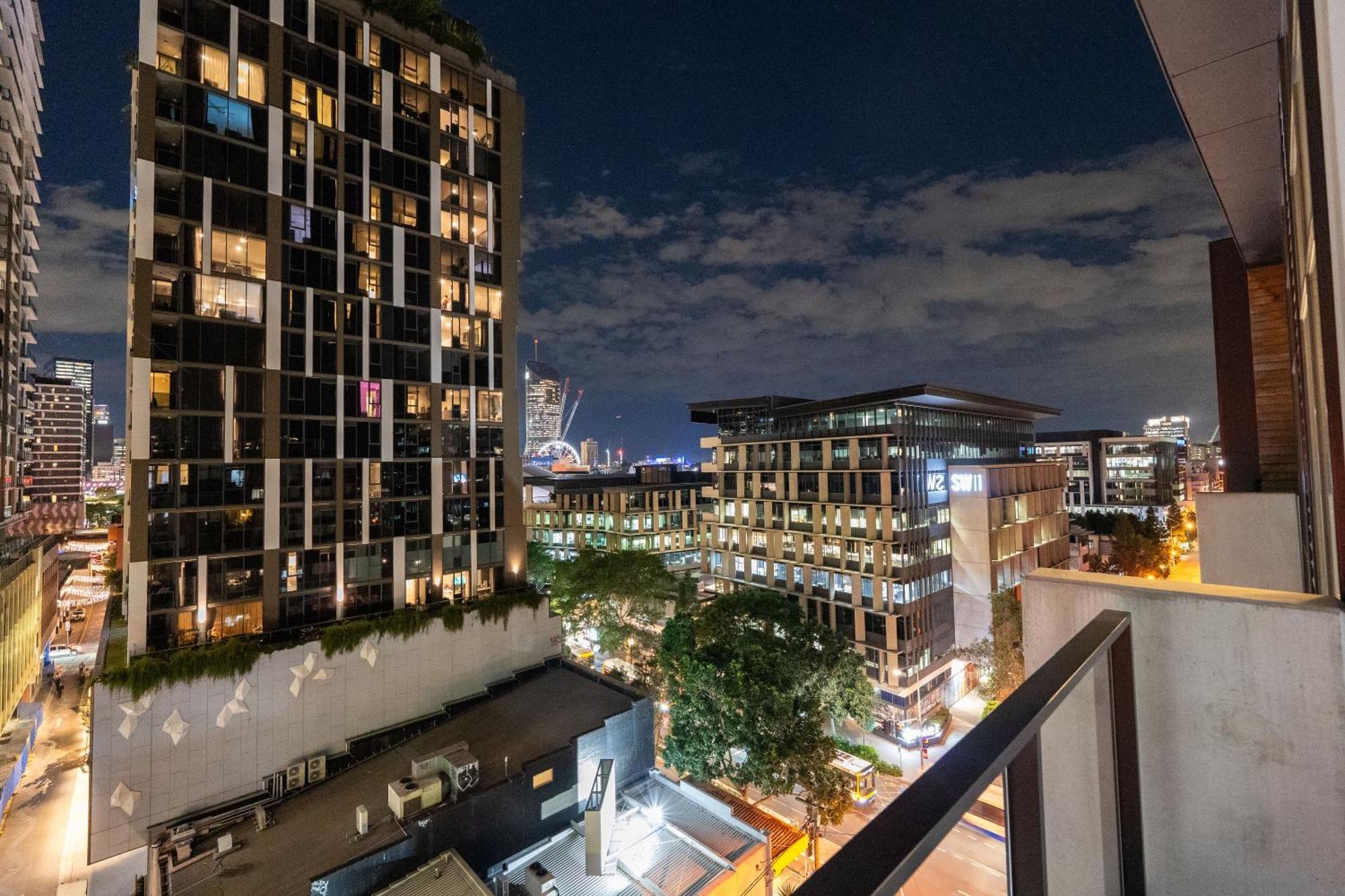Modern 2br 2ba With Parking In South * Brisbane