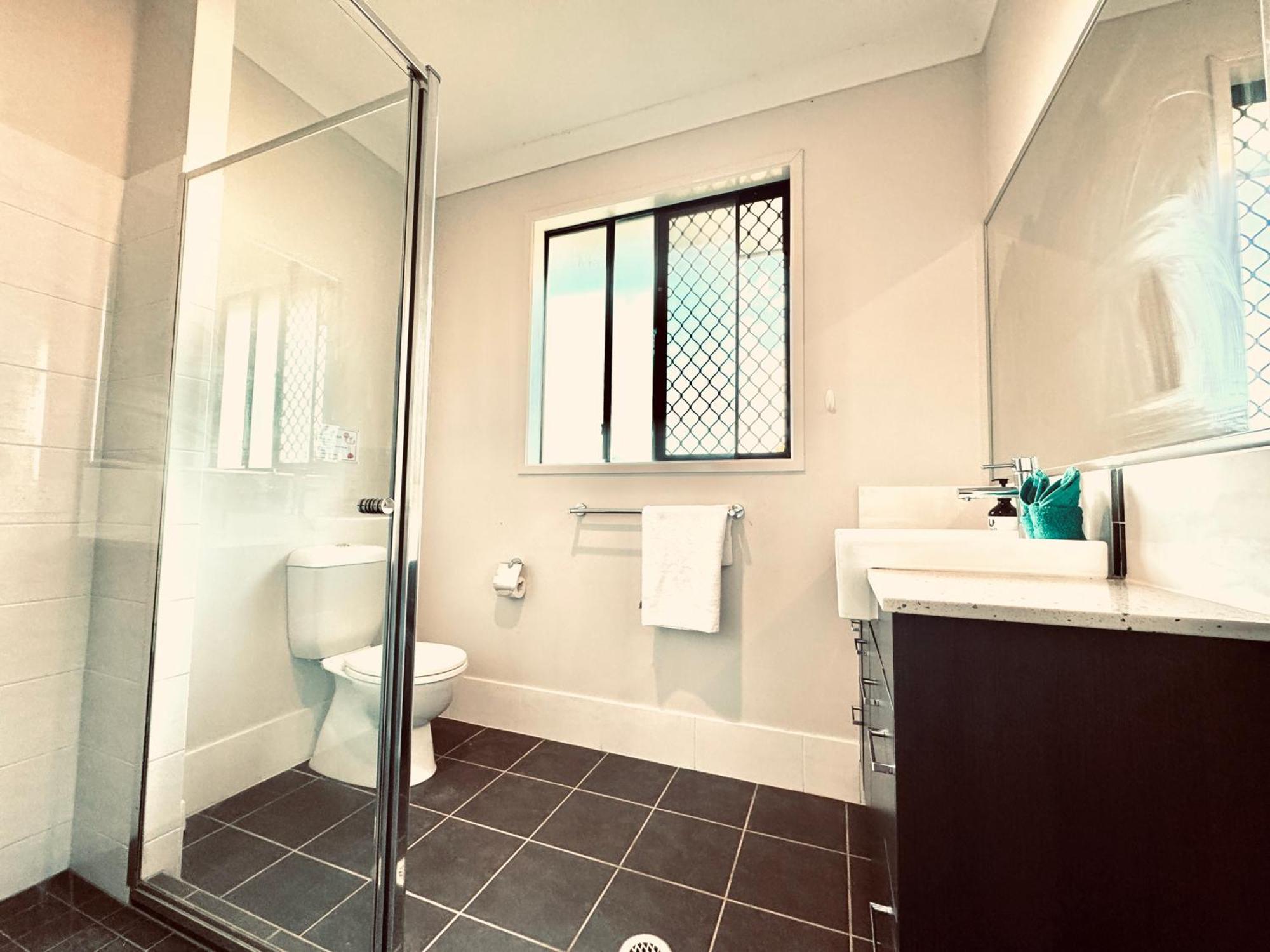 16b Peaceful Ensuite In Coopers Plains Guest house