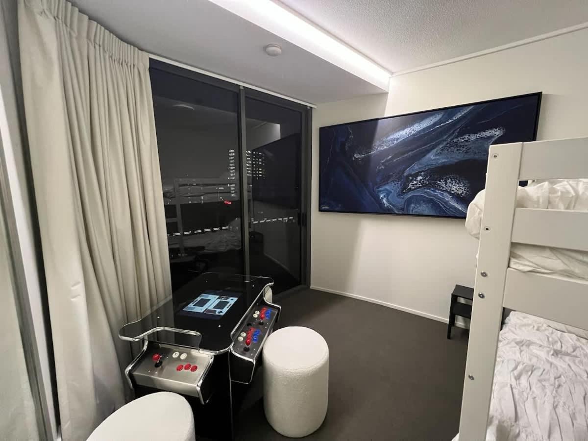 Apartment Arcade In The Sky- Views Games & Vibes