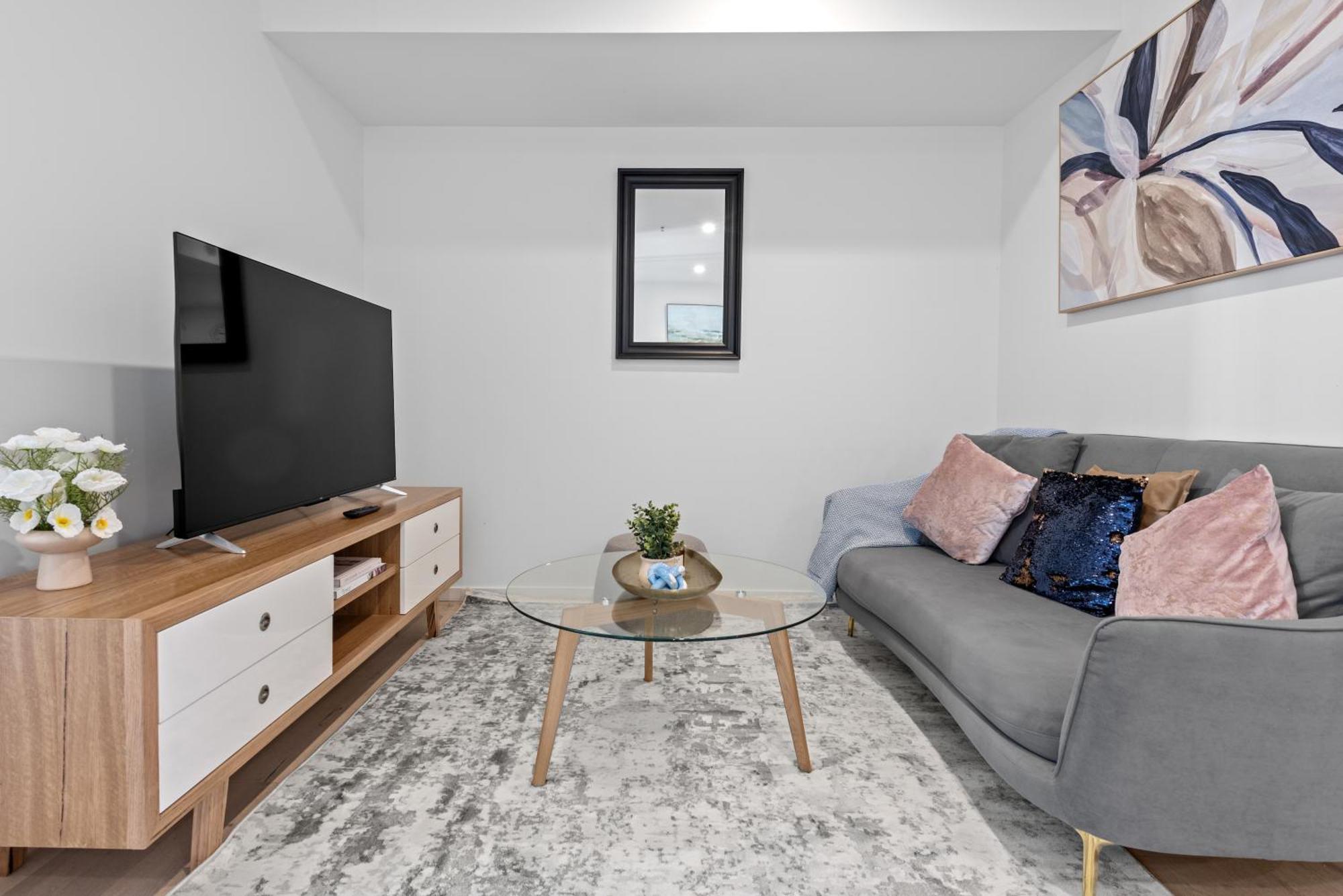Stylish In Southbank Location With Parking *
