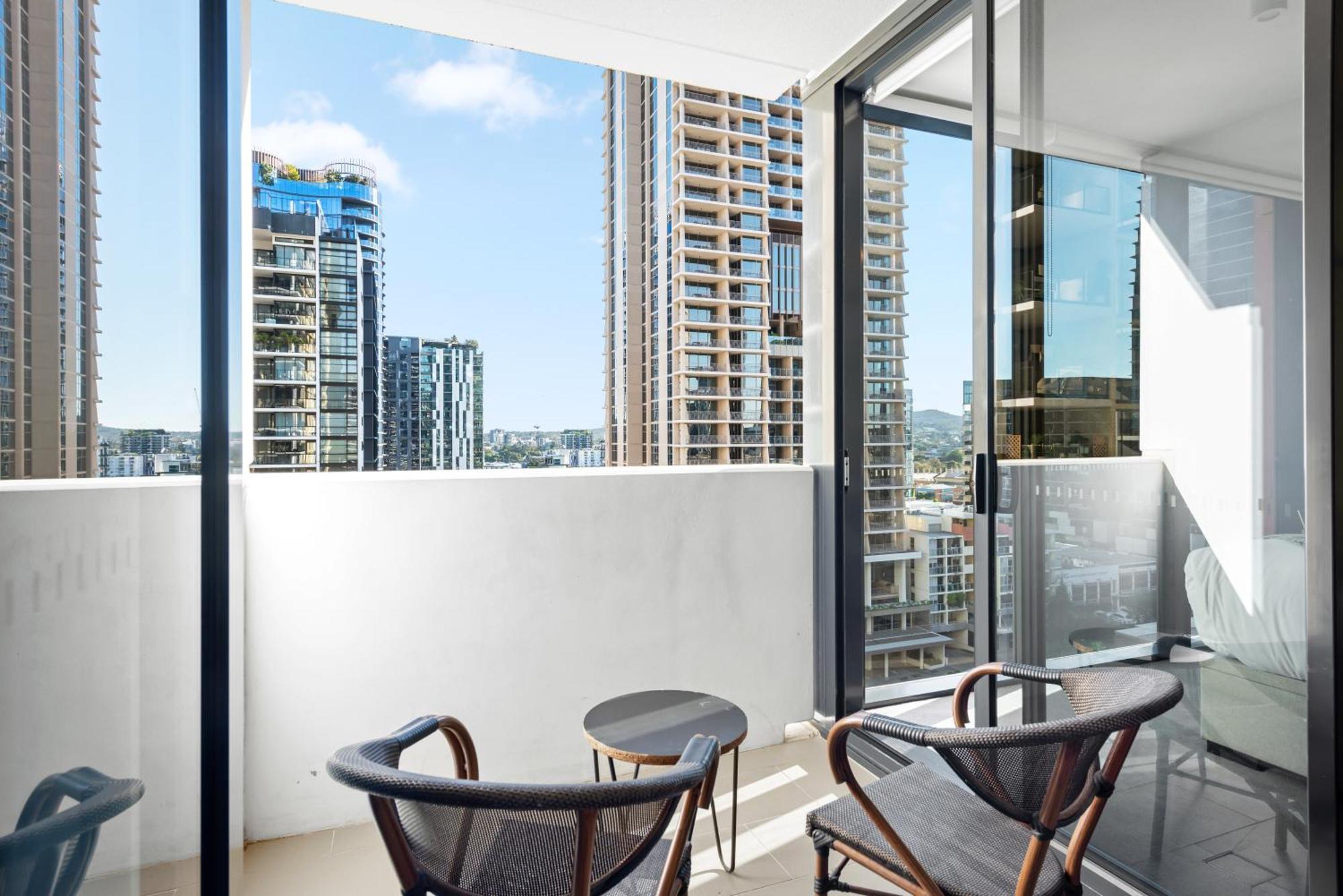 Stylish In Southbank Location With Parking *