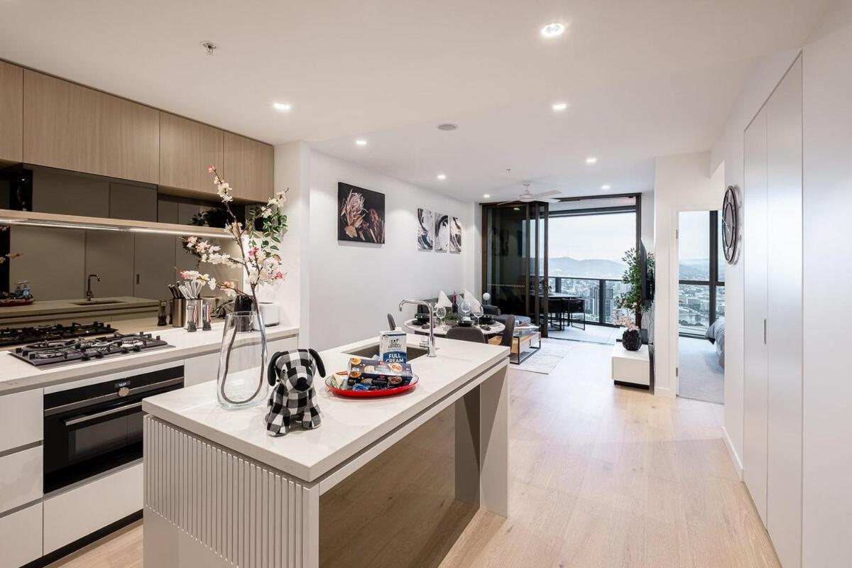 Stunning River View 2 br Casino Qw Apartment *