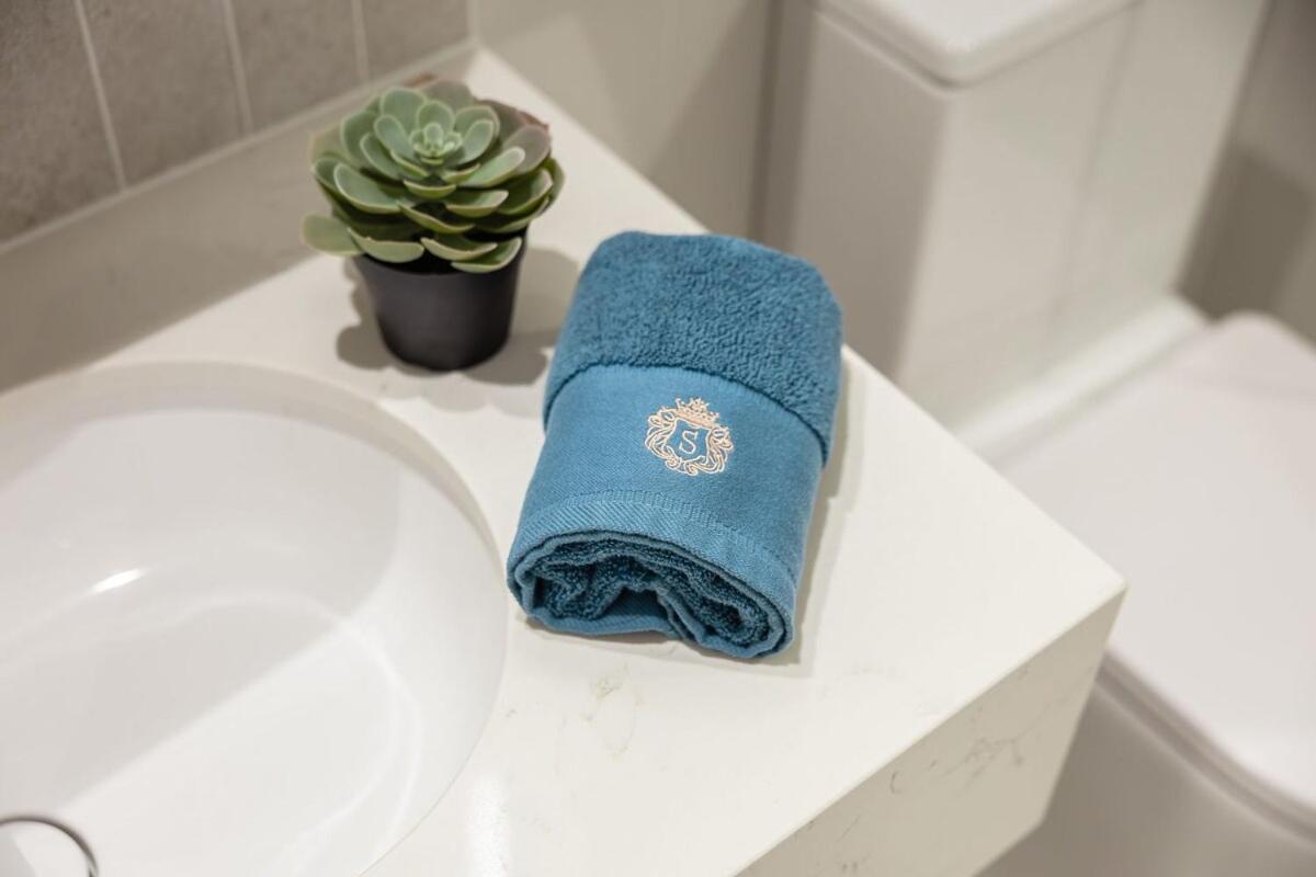 Stunning River View 2 br Casino Qw Apartment *